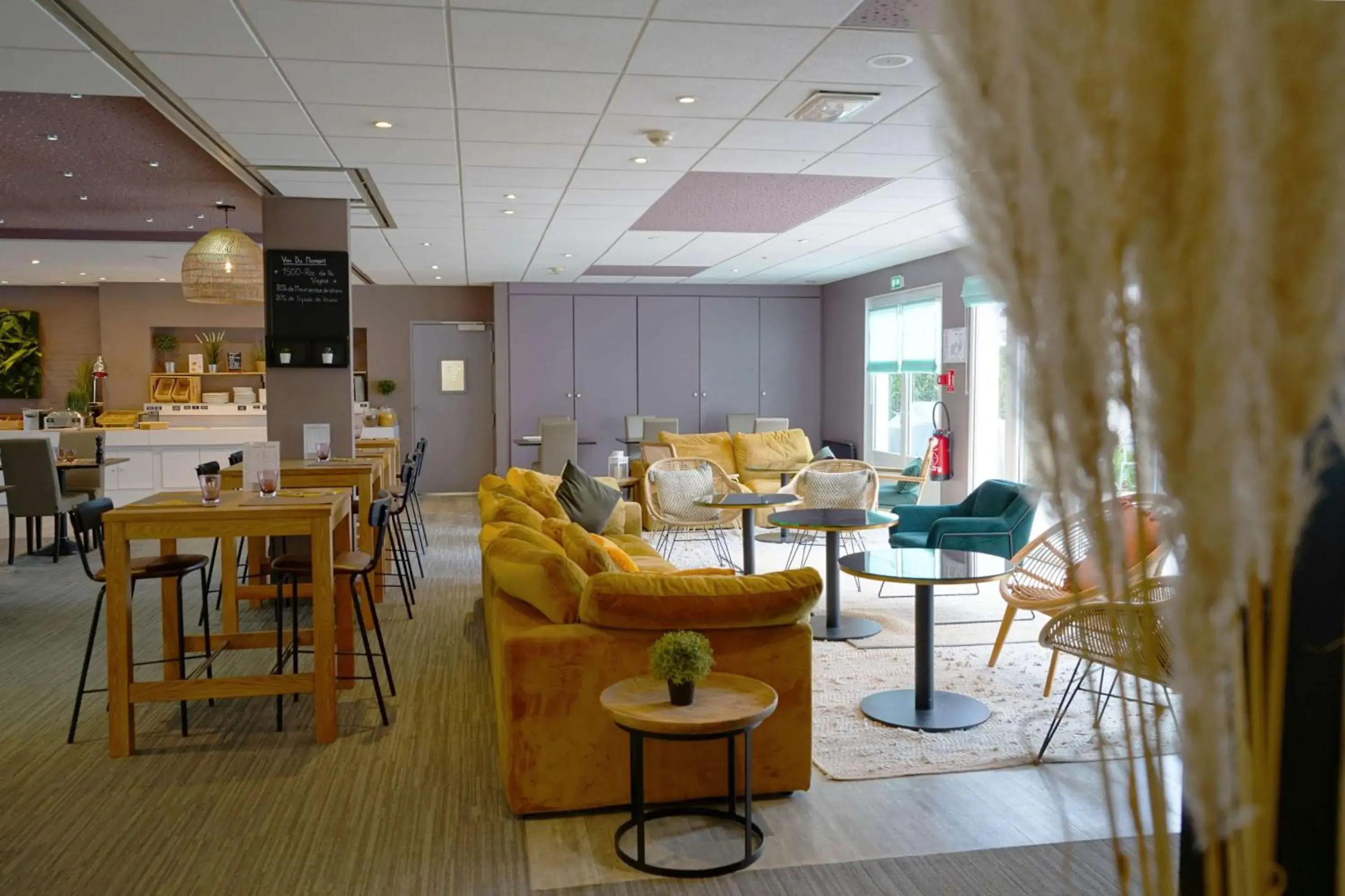 Lounge or bar in Hôtel Best Western The Wish Versailles Lounge or bar in Hôtel Best Western The Wish Versailles