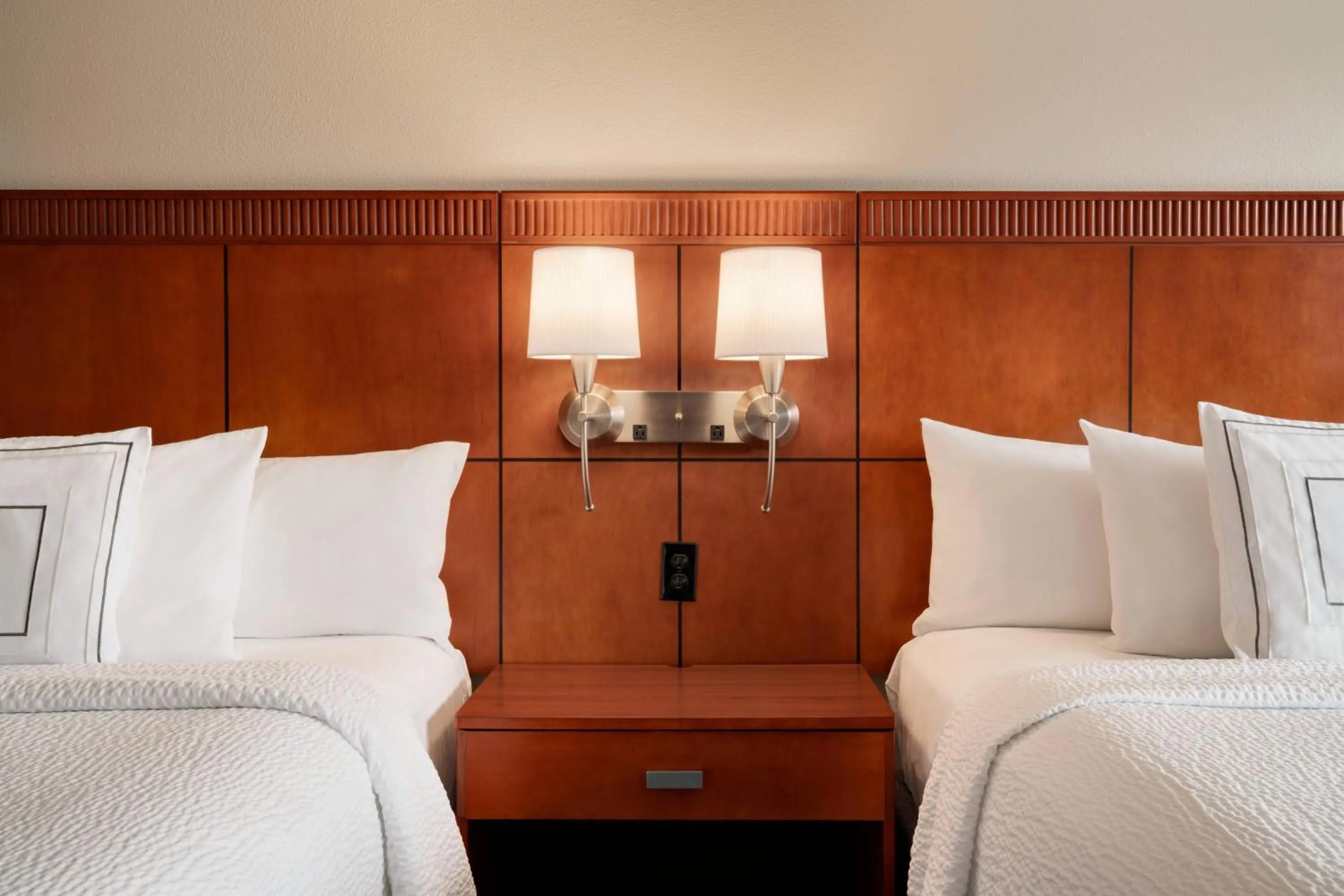 Photo of the whole room, Bed in Courtyard Ewing Princeton