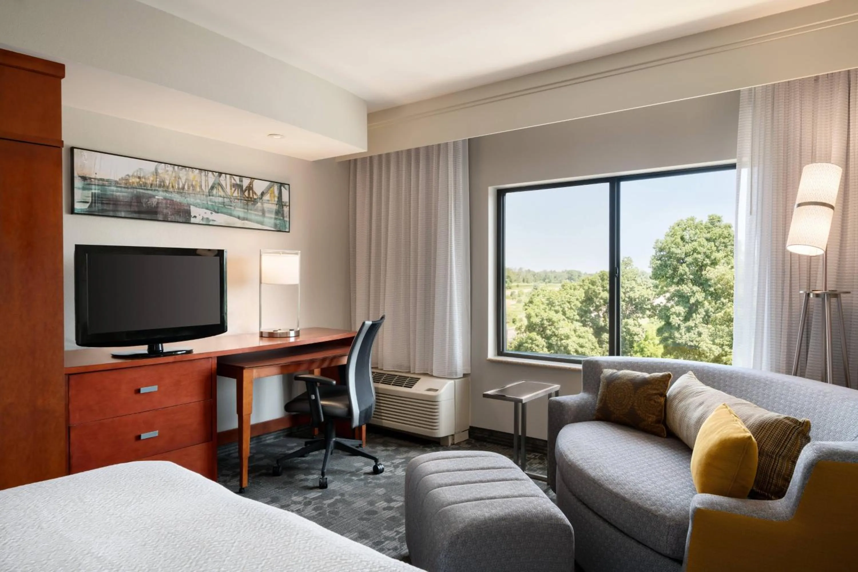 Photo of the whole room, Bed in Courtyard Ewing Princeton