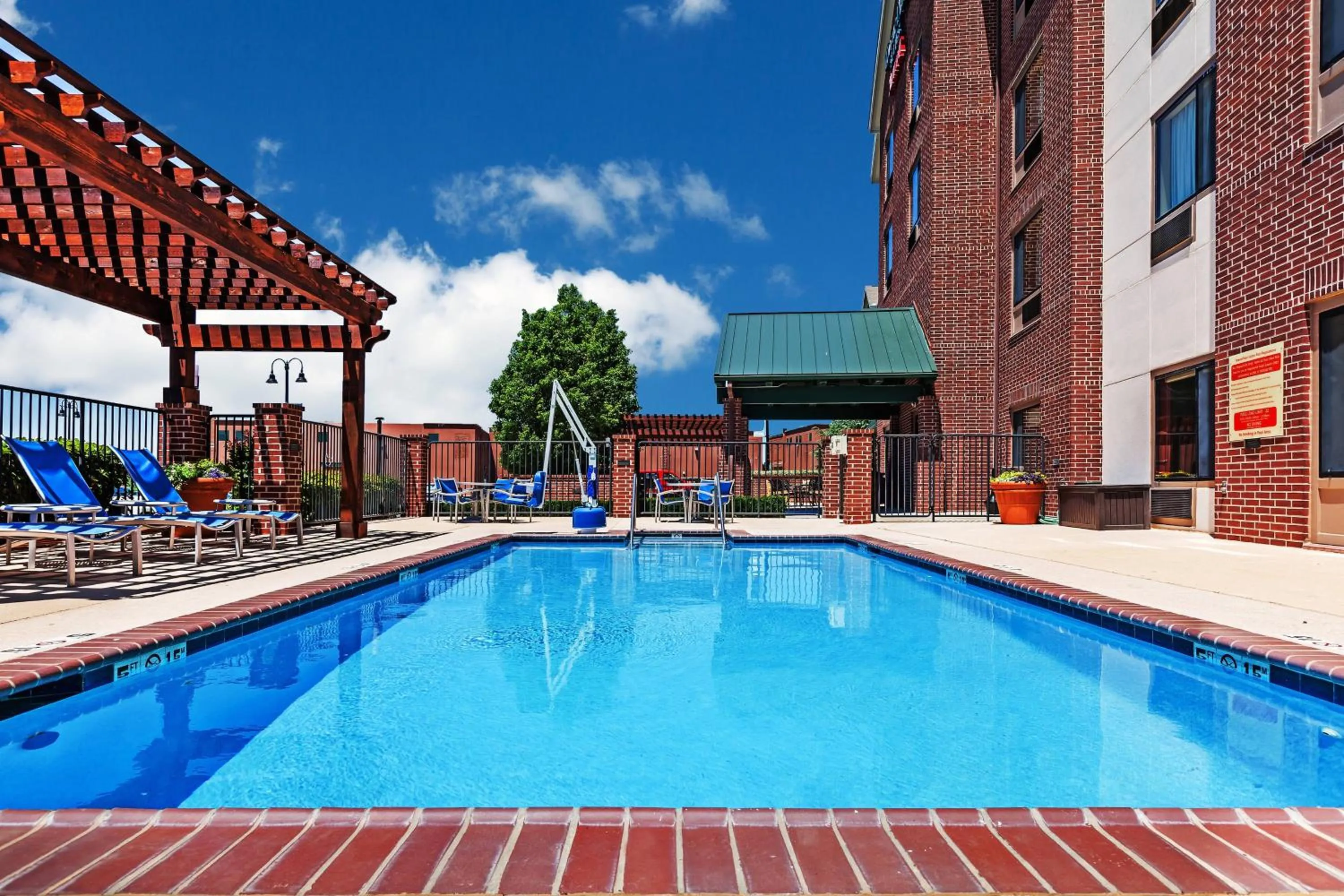 Swimming pool in TownePlace Suites by Marriott Tulsa Broken Arrow