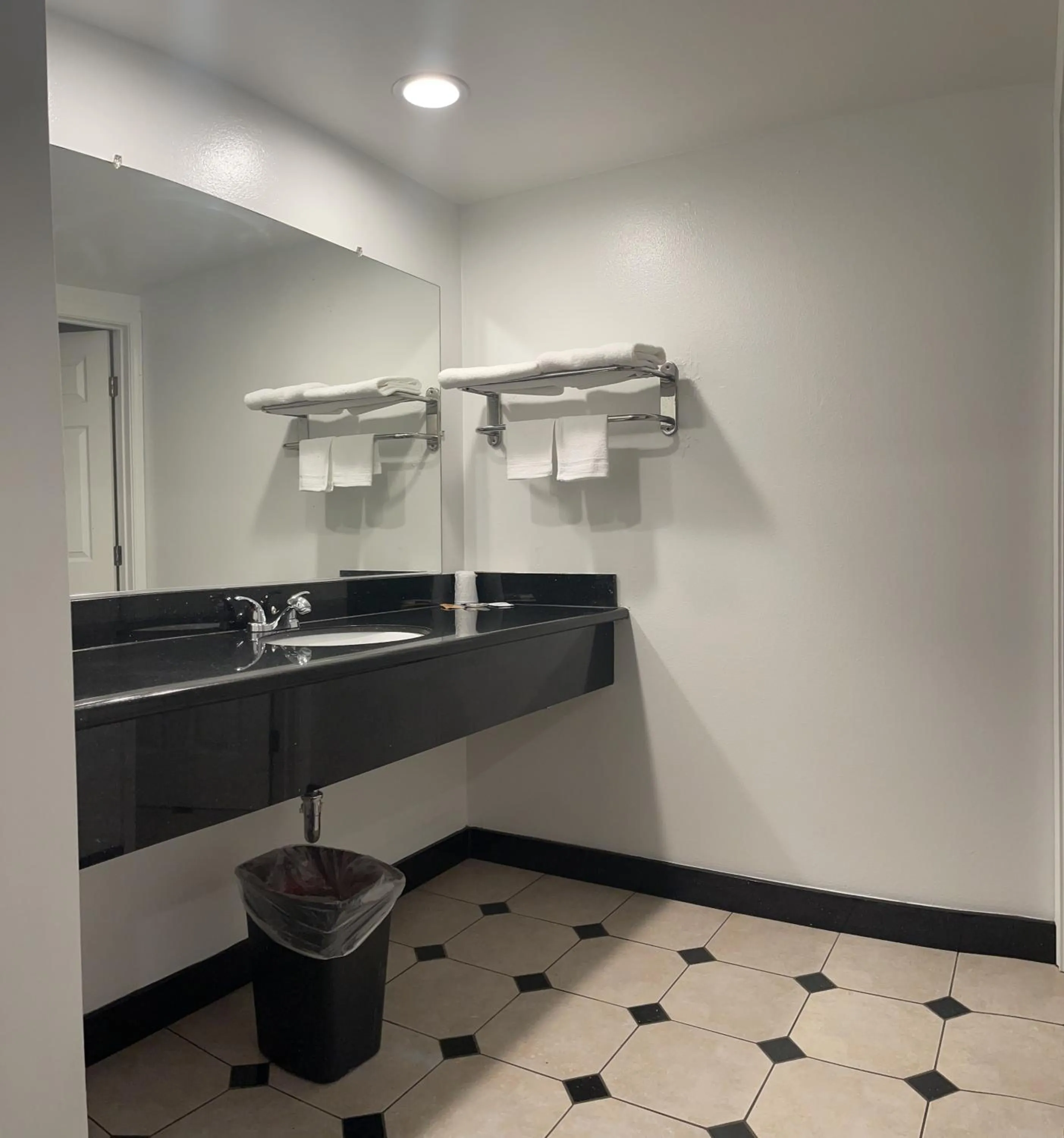 Bathroom in Capital City Inn Downtown Convention Center