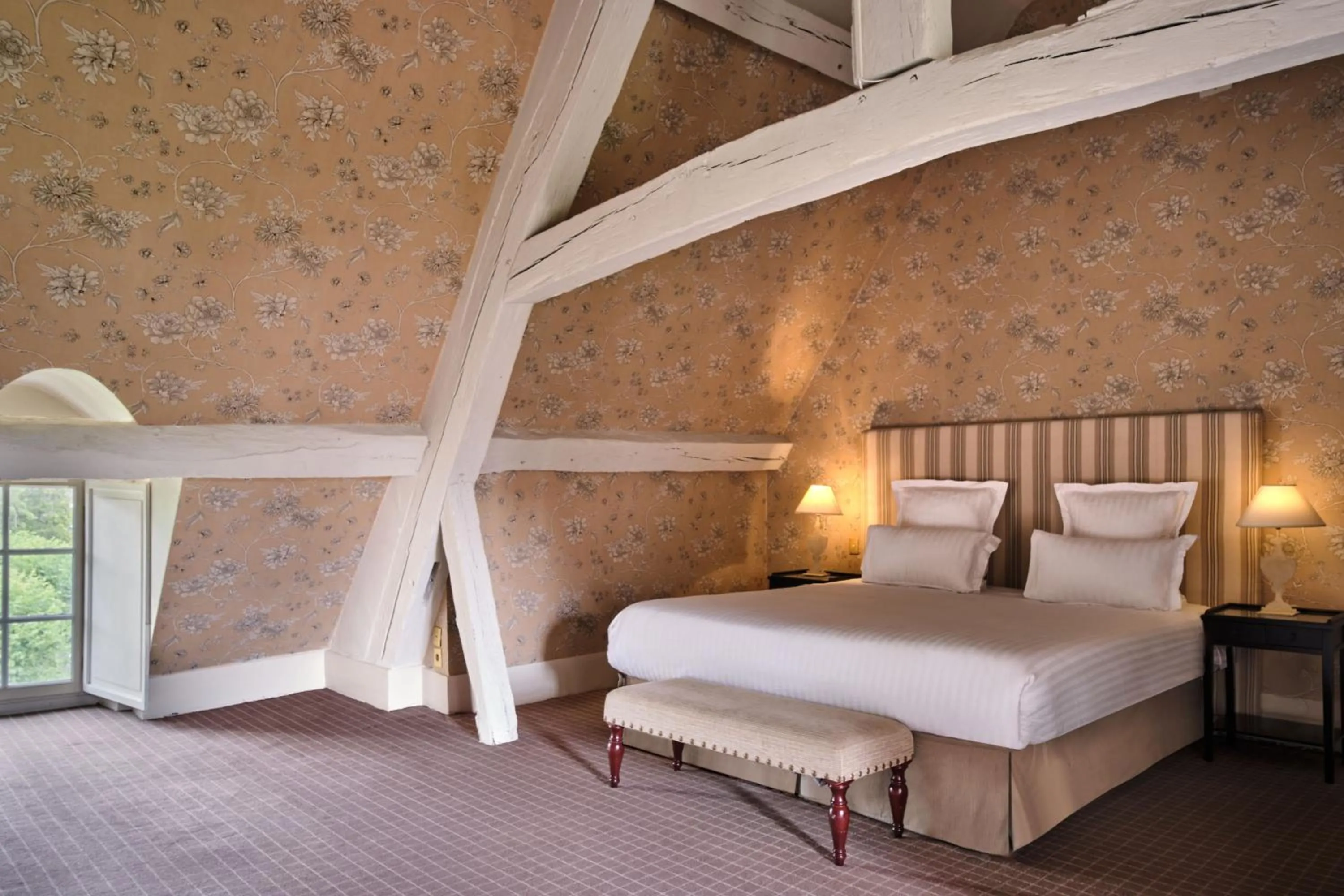 Bed in Château De Villiers-Le-Mahieu