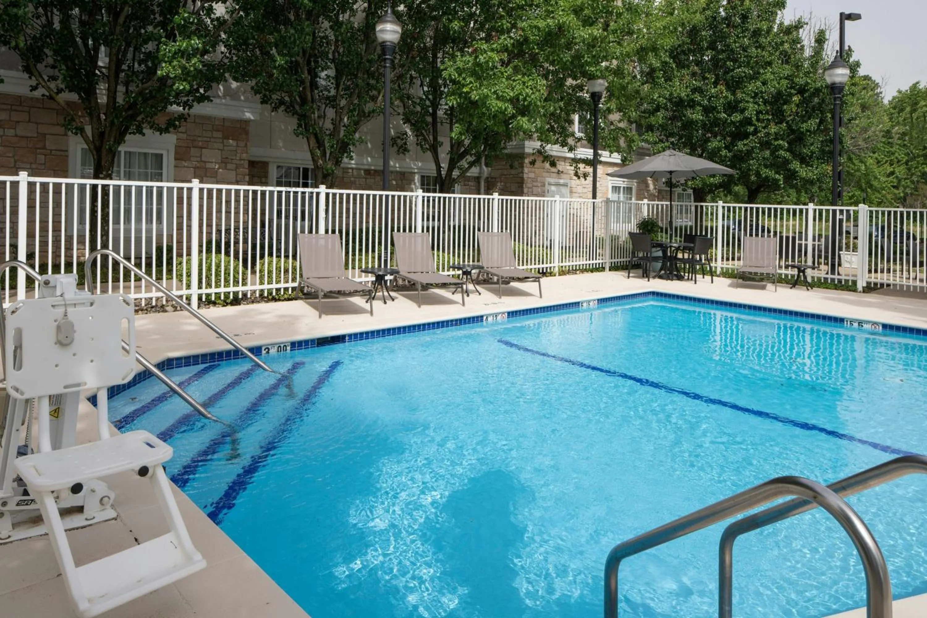 Swimming pool in TownePlace Suites by Marriott Texarkana