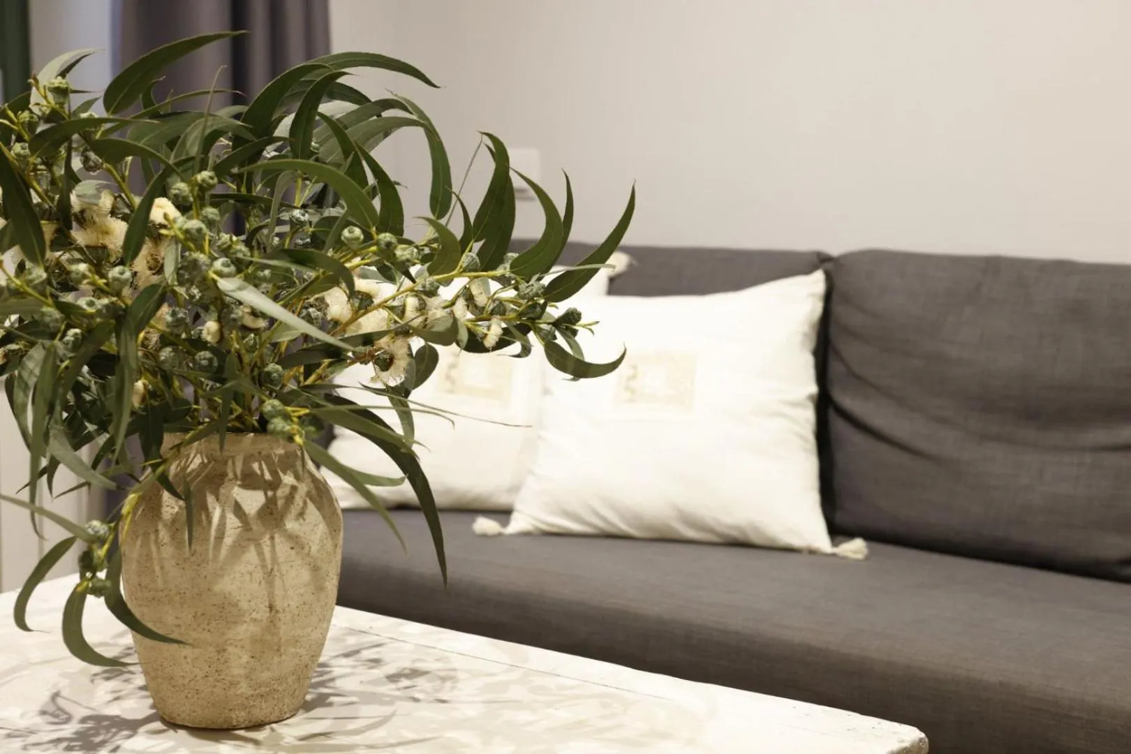 Seating area in Bravissimo Força 17, Barri Vell apartments