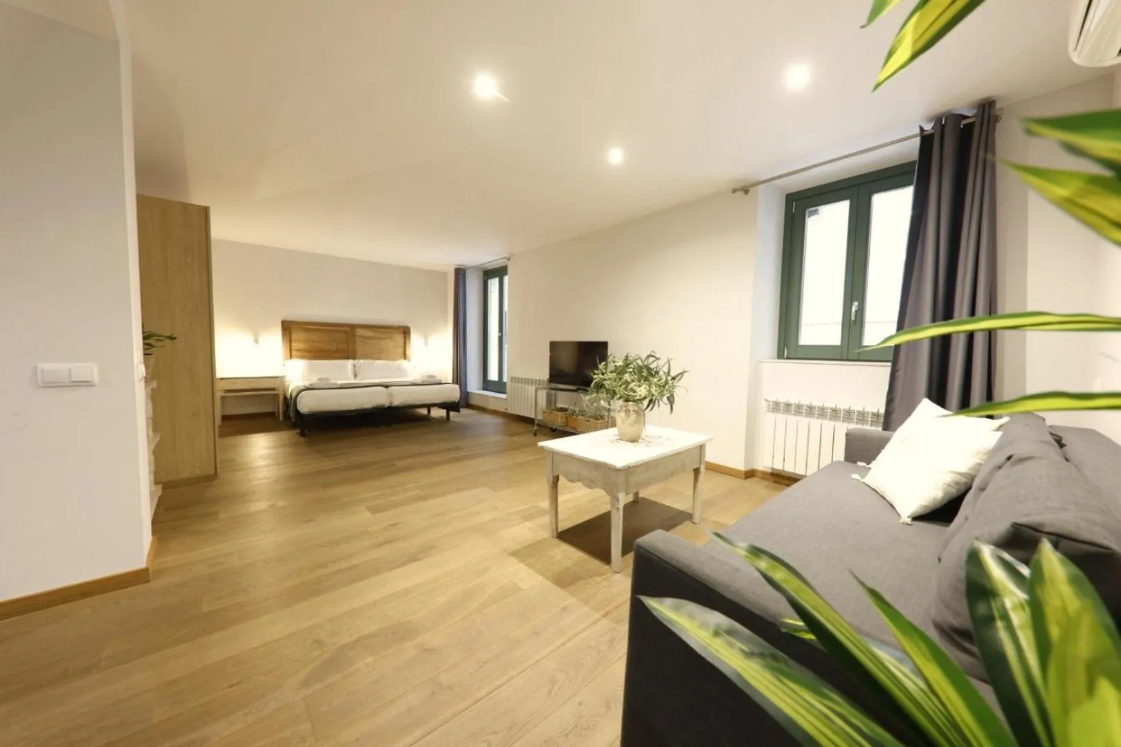 Living room, Bed in Bravissimo Força 17, Barri Vell apartments