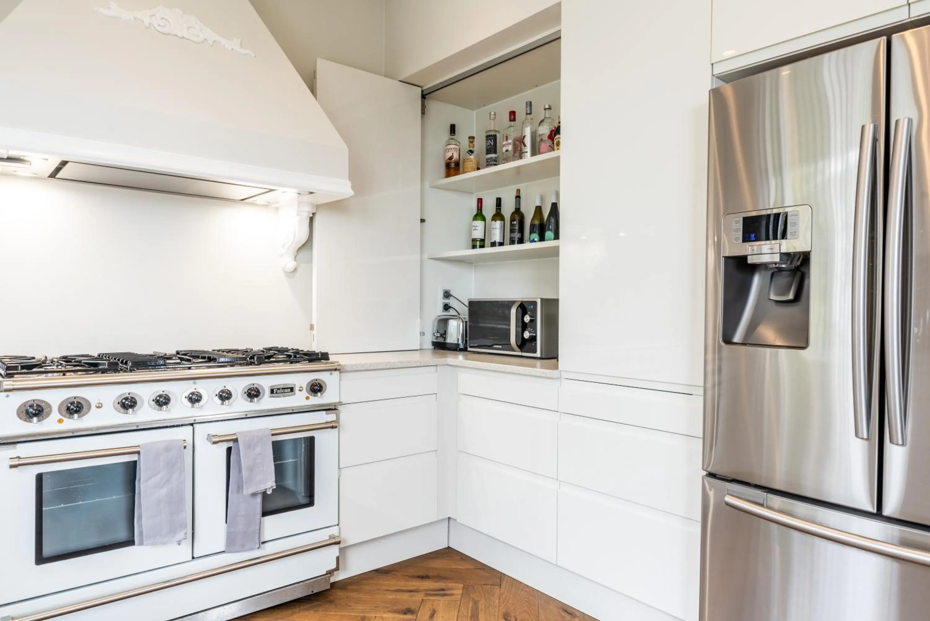 Hot Tub in ICELAND SJF Villa, Hot tub & Outdoor Sauna Amazing Mountains and City View Over Reykjavík