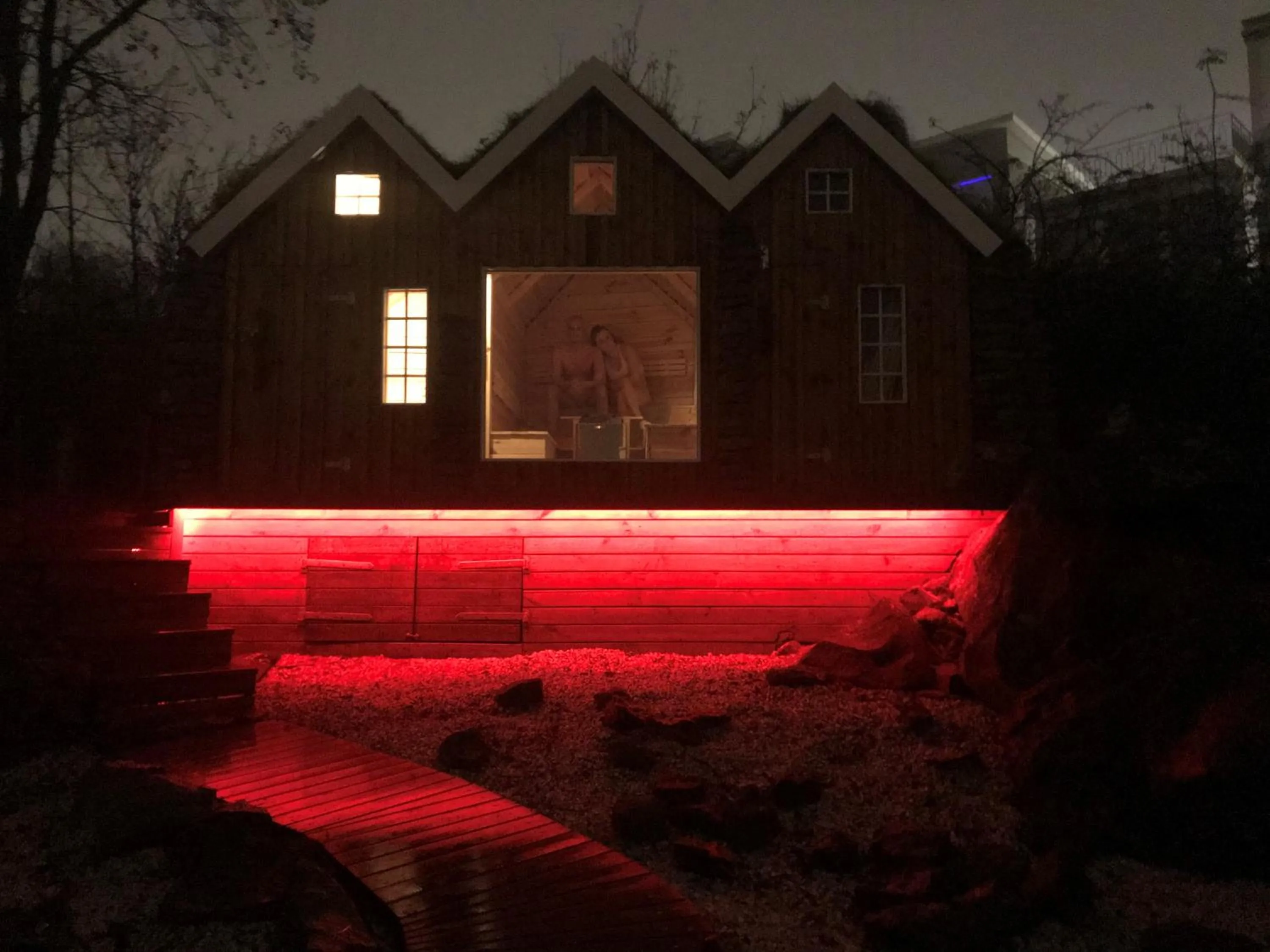 Garden in ICELAND SJF Villa, Hot tub & Outdoor Sauna Amazing Mountains and City View Over Reykjavík