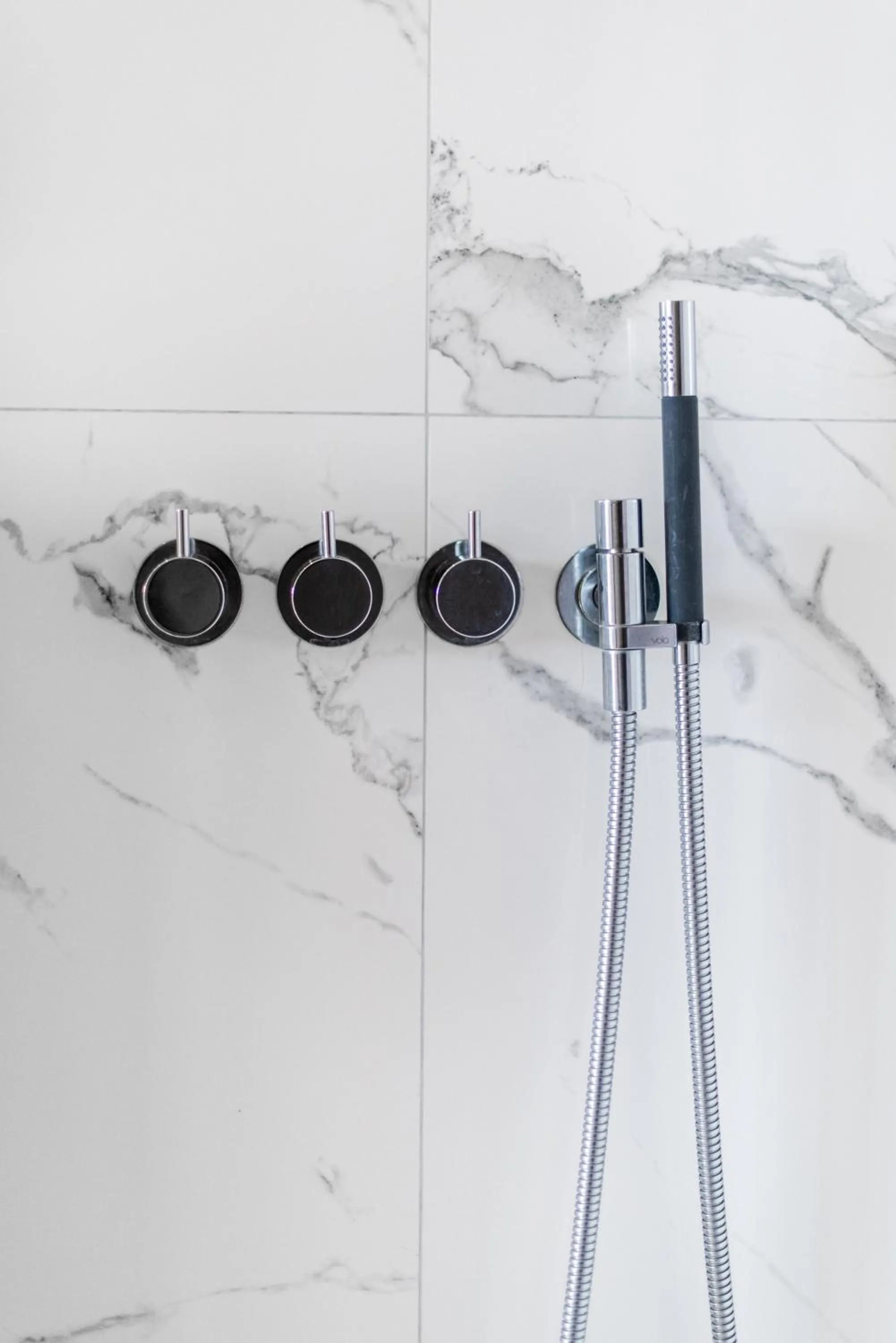 Hot Tub in ICELAND SJF Villa, Hot tub & Outdoor Sauna Amazing Mountains and City View Over Reykjavík