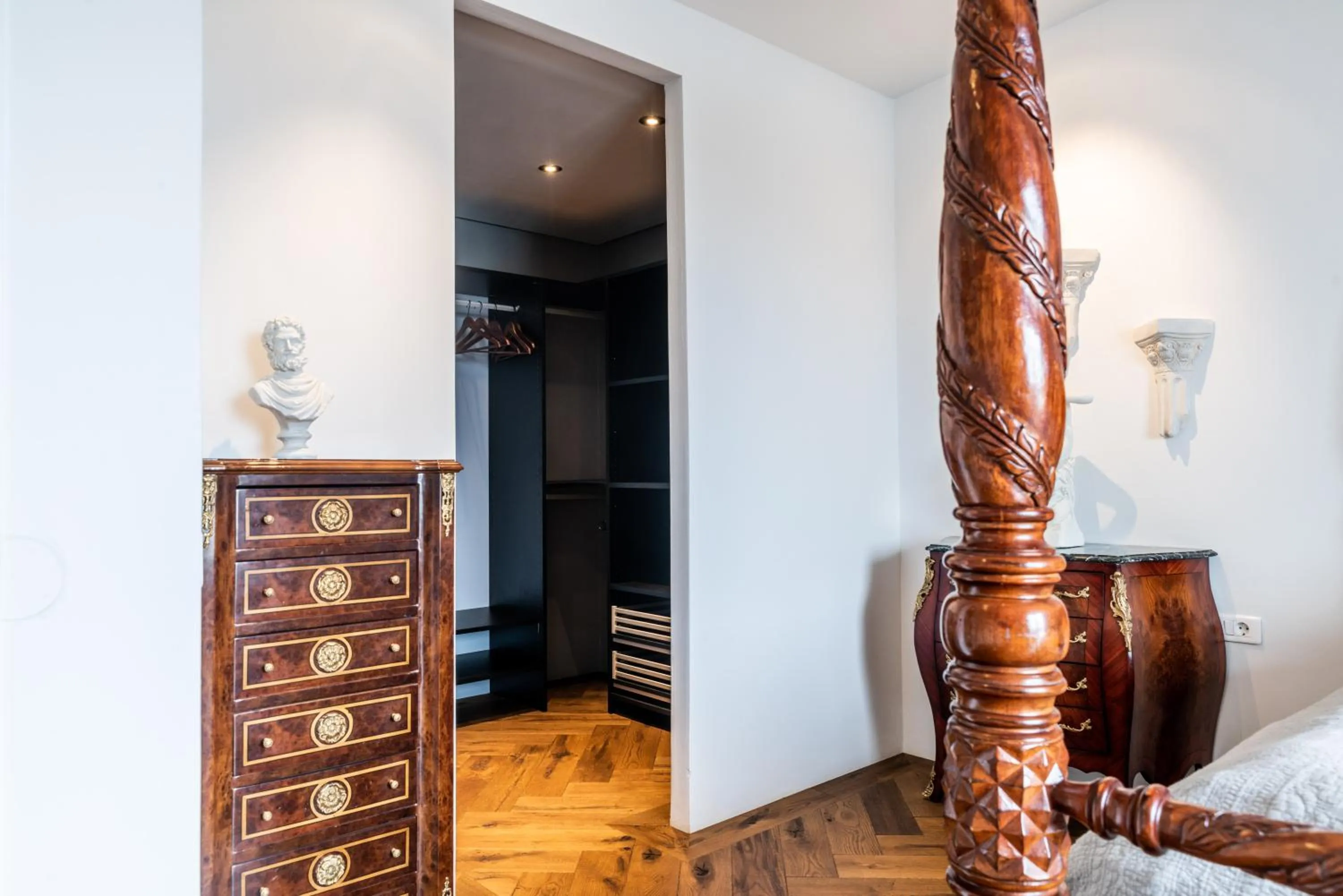 Hot Tub in ICELAND SJF Villa, Hot tub & Outdoor Sauna Amazing Mountains and City View Over Reykjavík