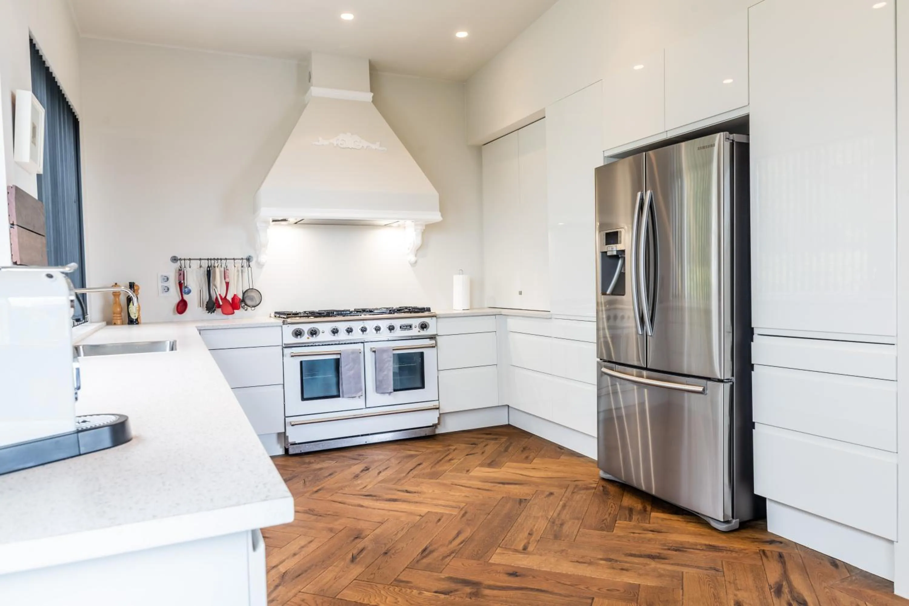 Hot Tub in ICELAND SJF Villa, Hot tub & Outdoor Sauna Amazing Mountains and City View Over Reykjavík