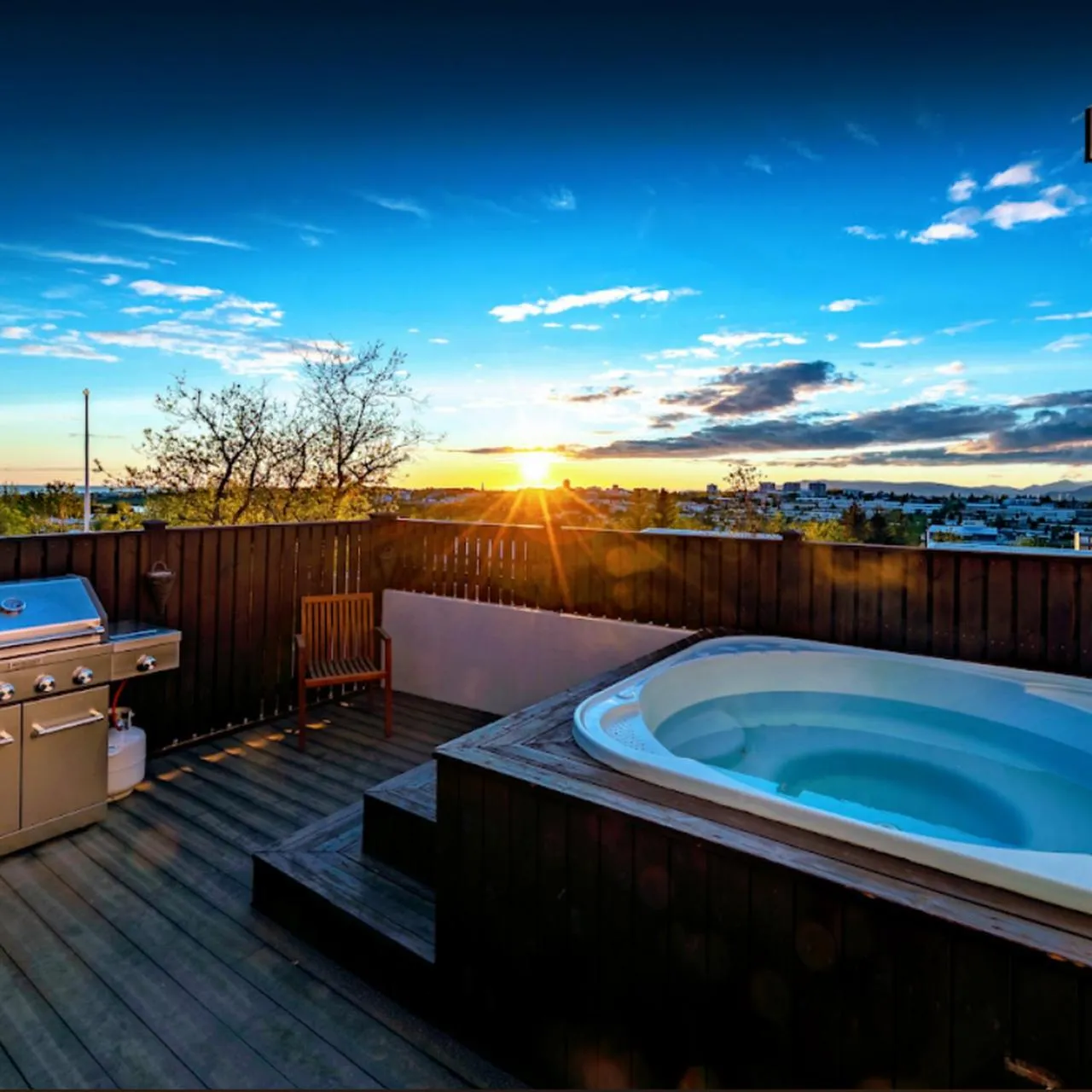 Hot Tub in ICELAND SJF Villa, Hot tub & Outdoor Sauna Amazing Mountains and City View Over Reykjavík