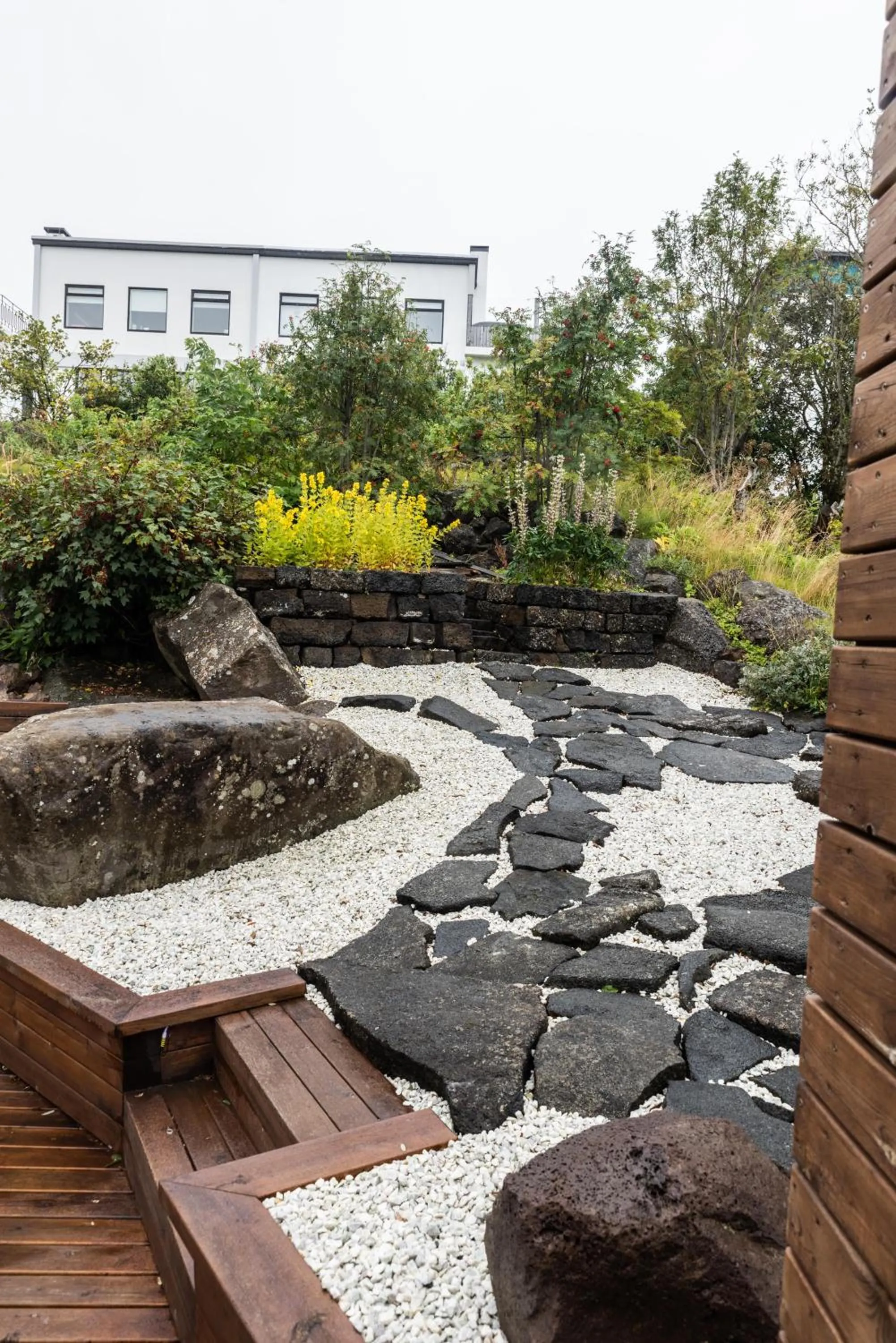 Garden in ICELAND SJF Villa, Hot tub & Outdoor Sauna Amazing Mountains and City View Over Reykjavík