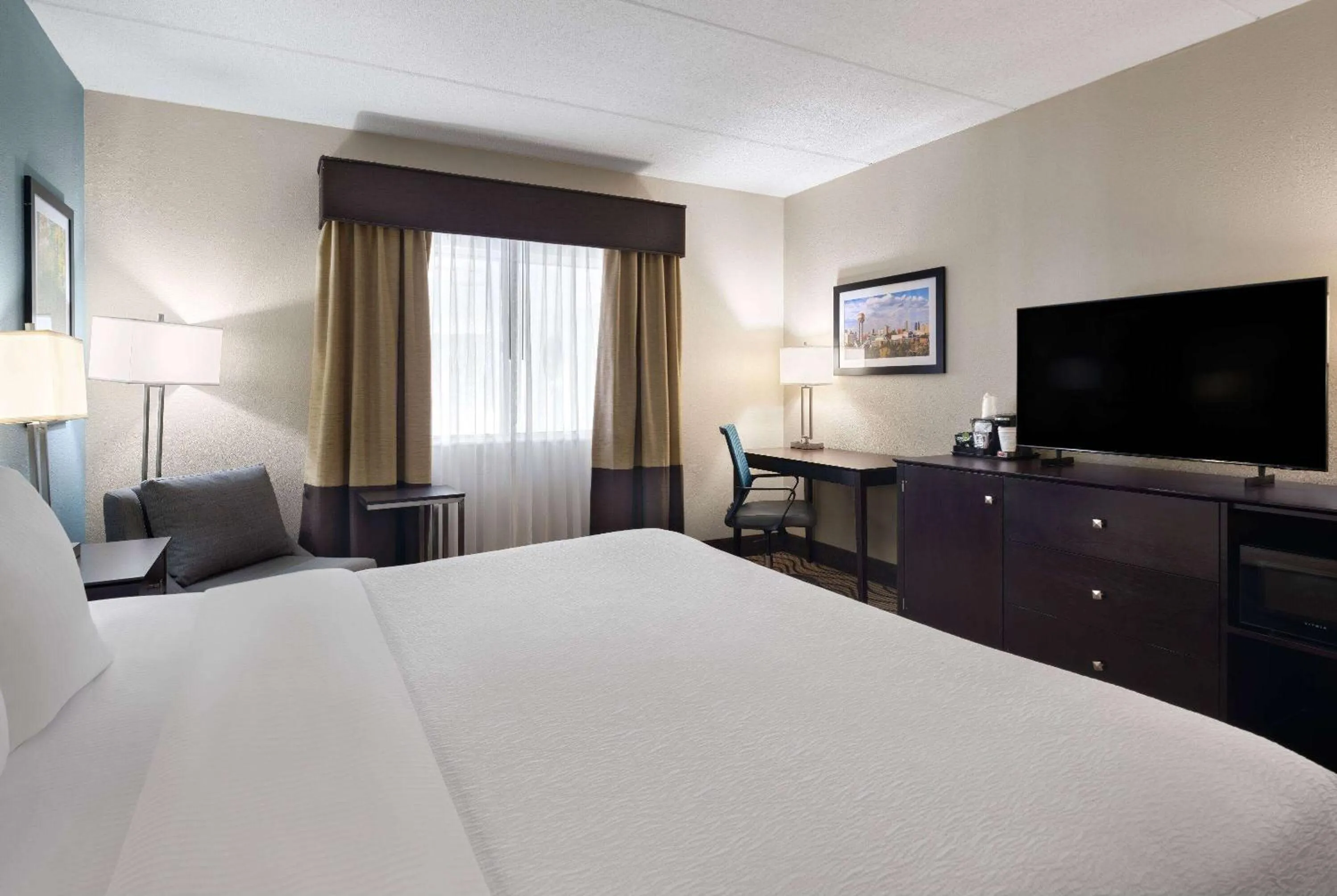 Photo of the whole room, Bed in La Quinta by Wyndham Knoxville Airport