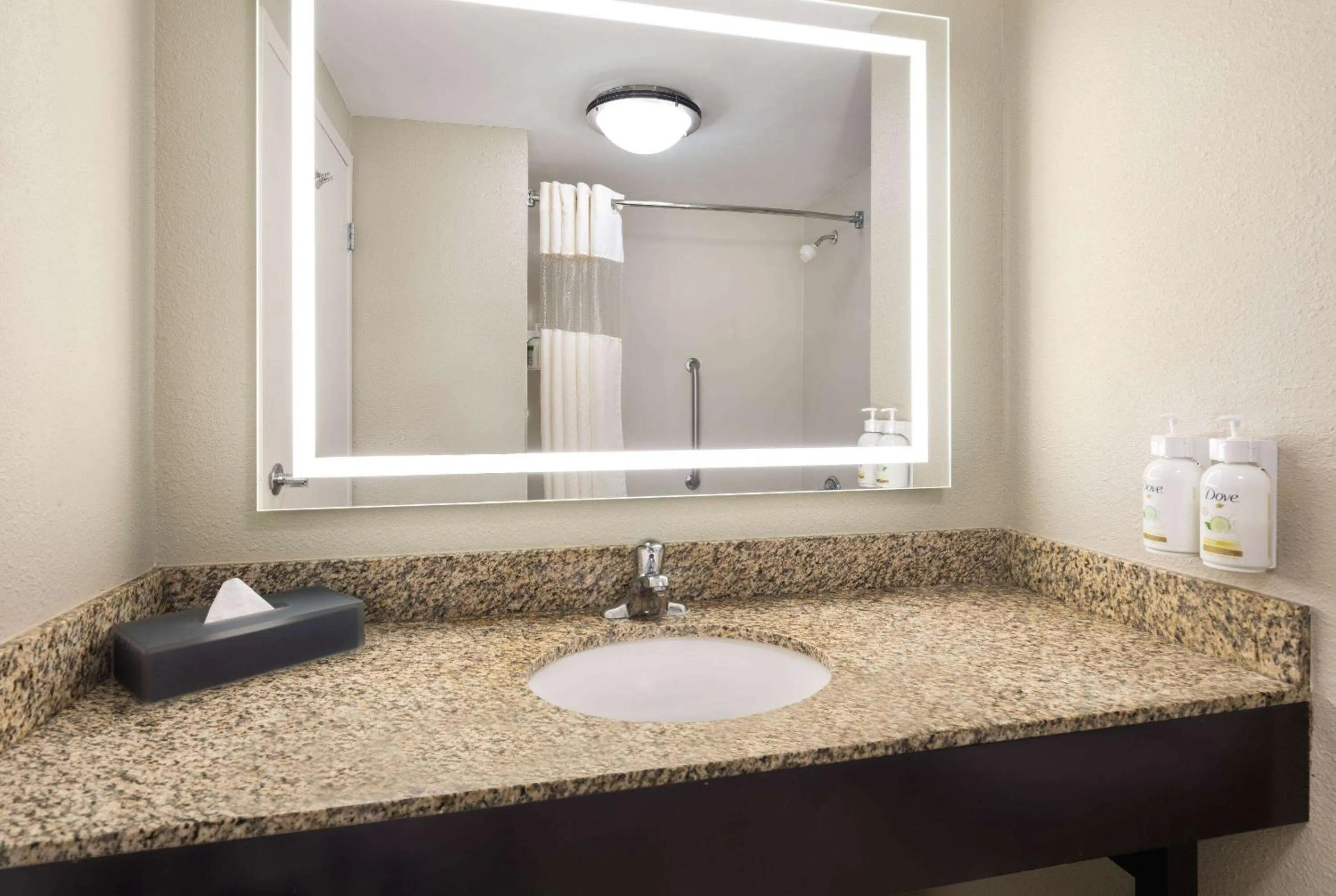 TV and multimedia in La Quinta by Wyndham Knoxville Airport