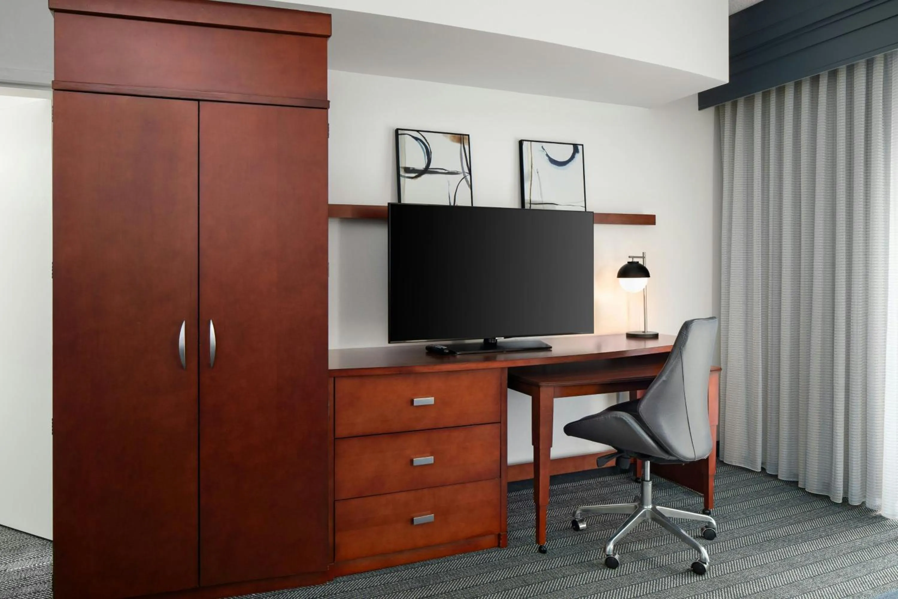 Photo of the whole room in Courtyard by Marriott Knoxville Airport Alcoa