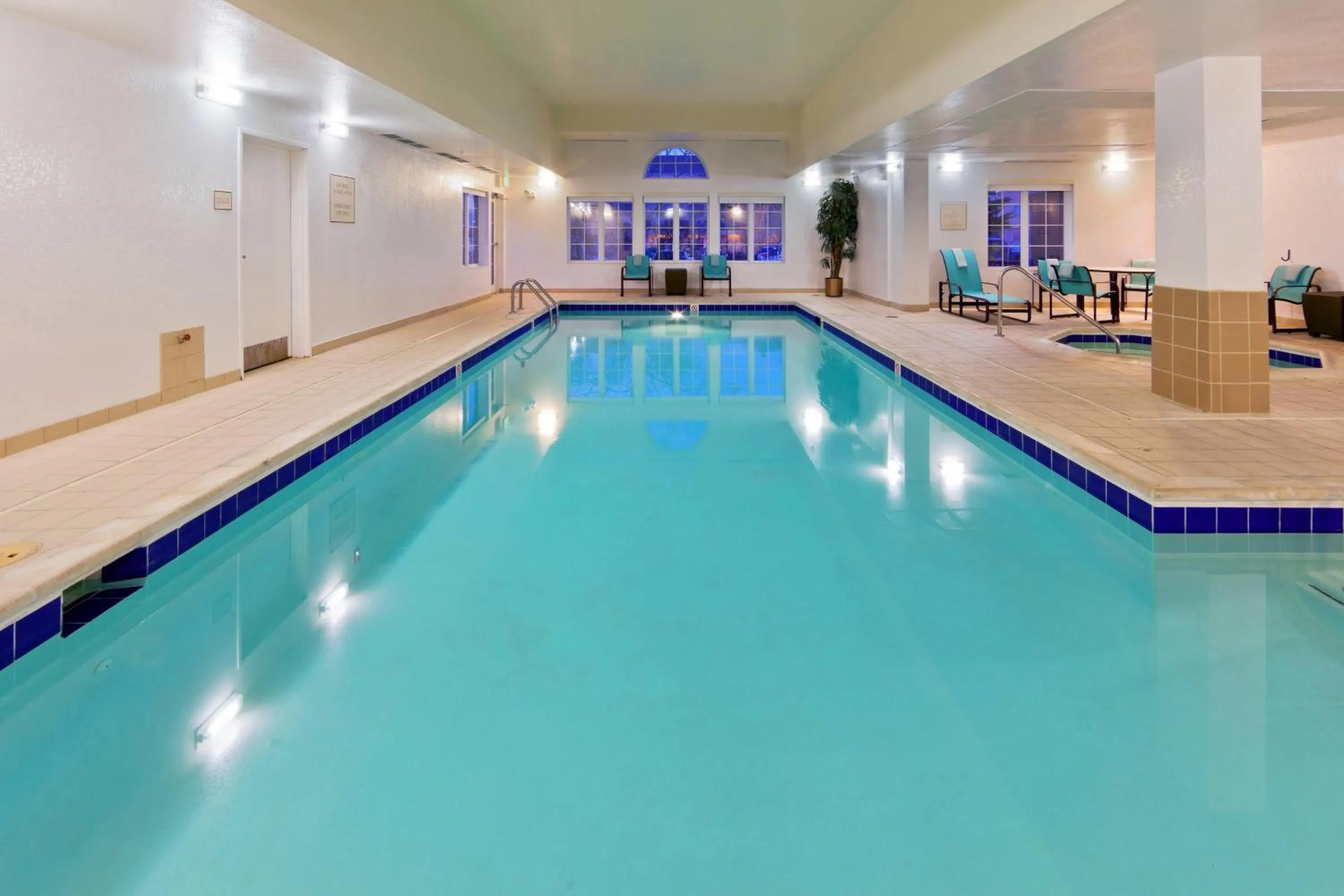 Swimming pool in Residence Inn Boulder Longmont