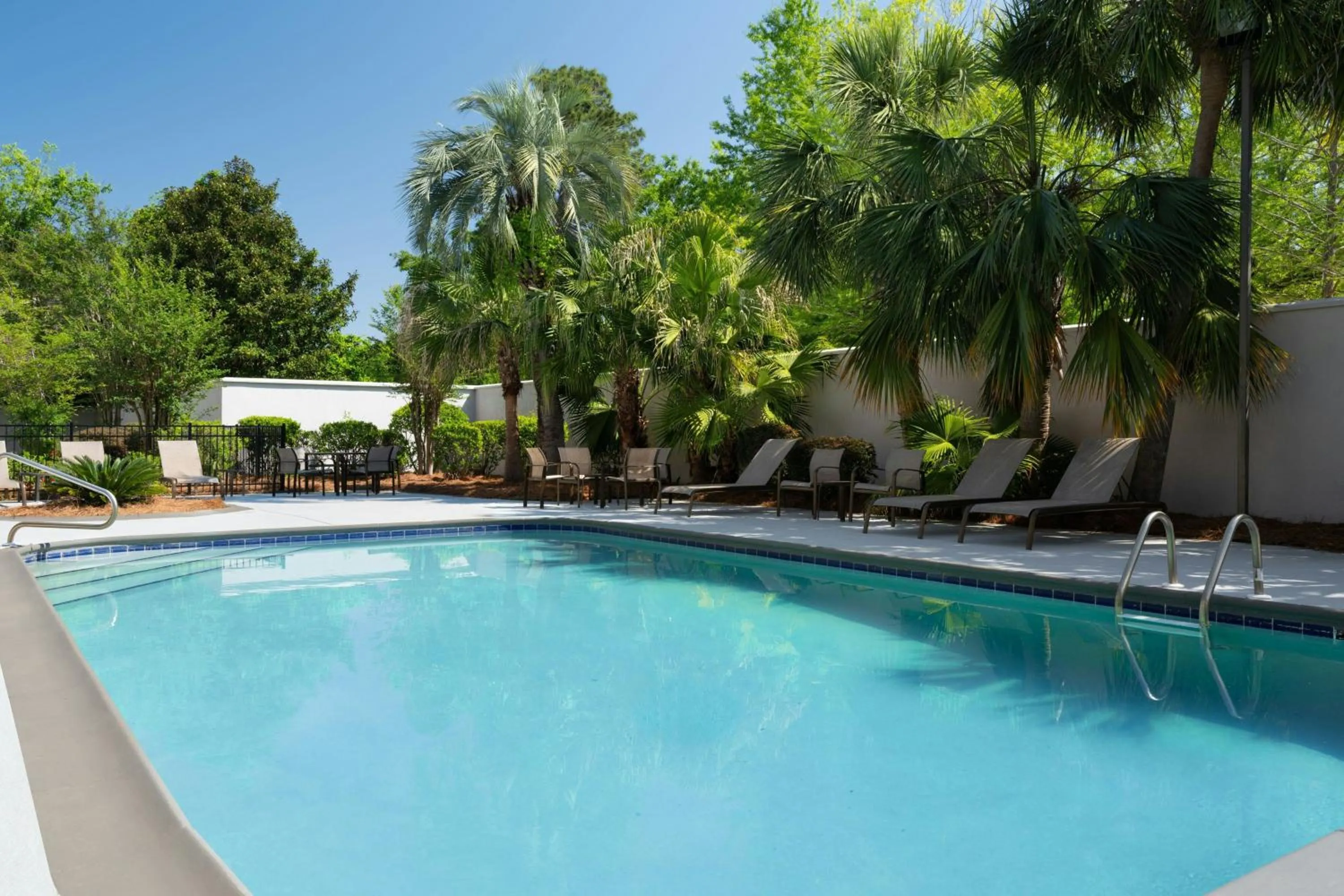 Swimming pool in Courtyard by Marriott Valdosta