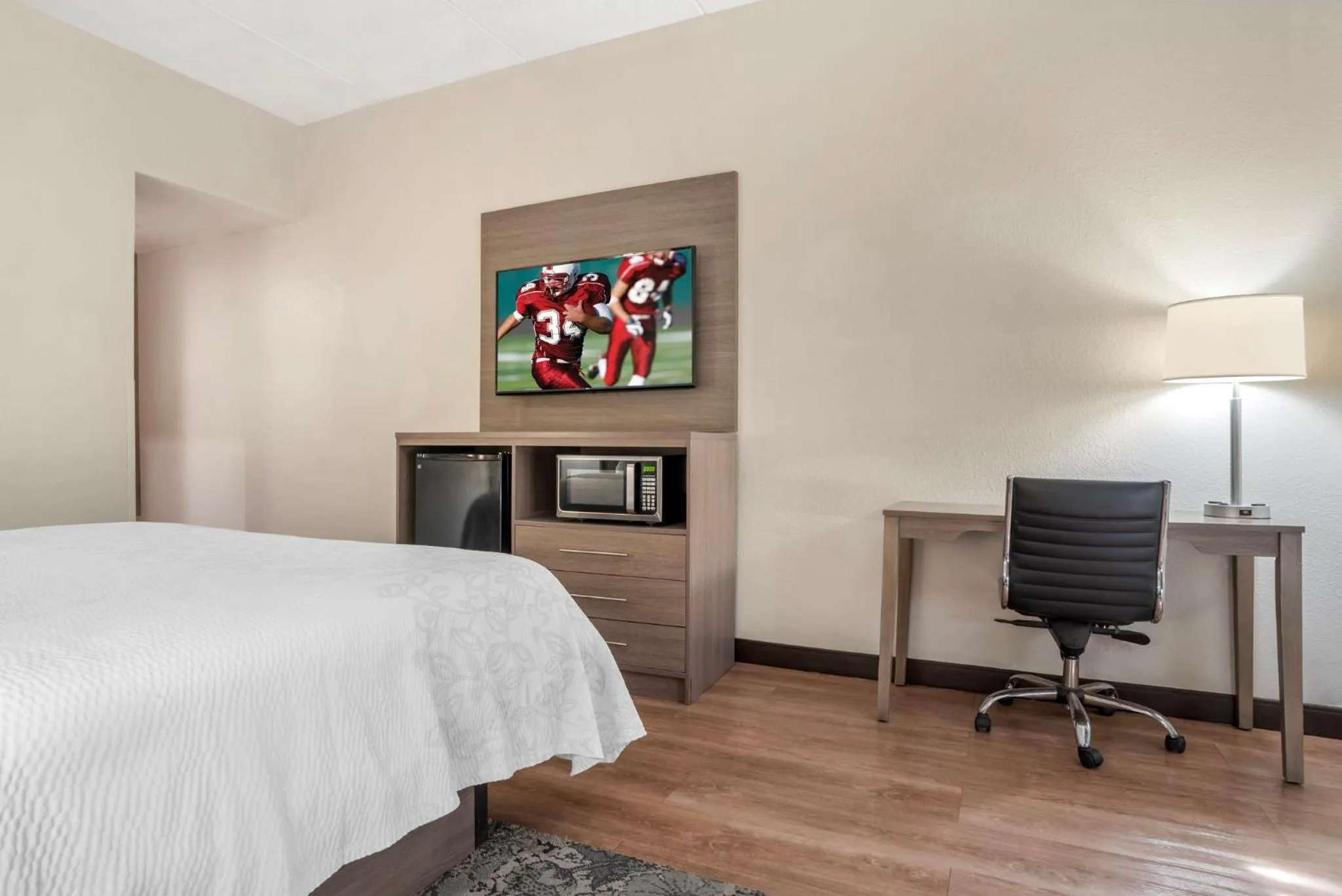 Photo of the whole room, Bed in Red Roof PLUS & Suites Vicksburg