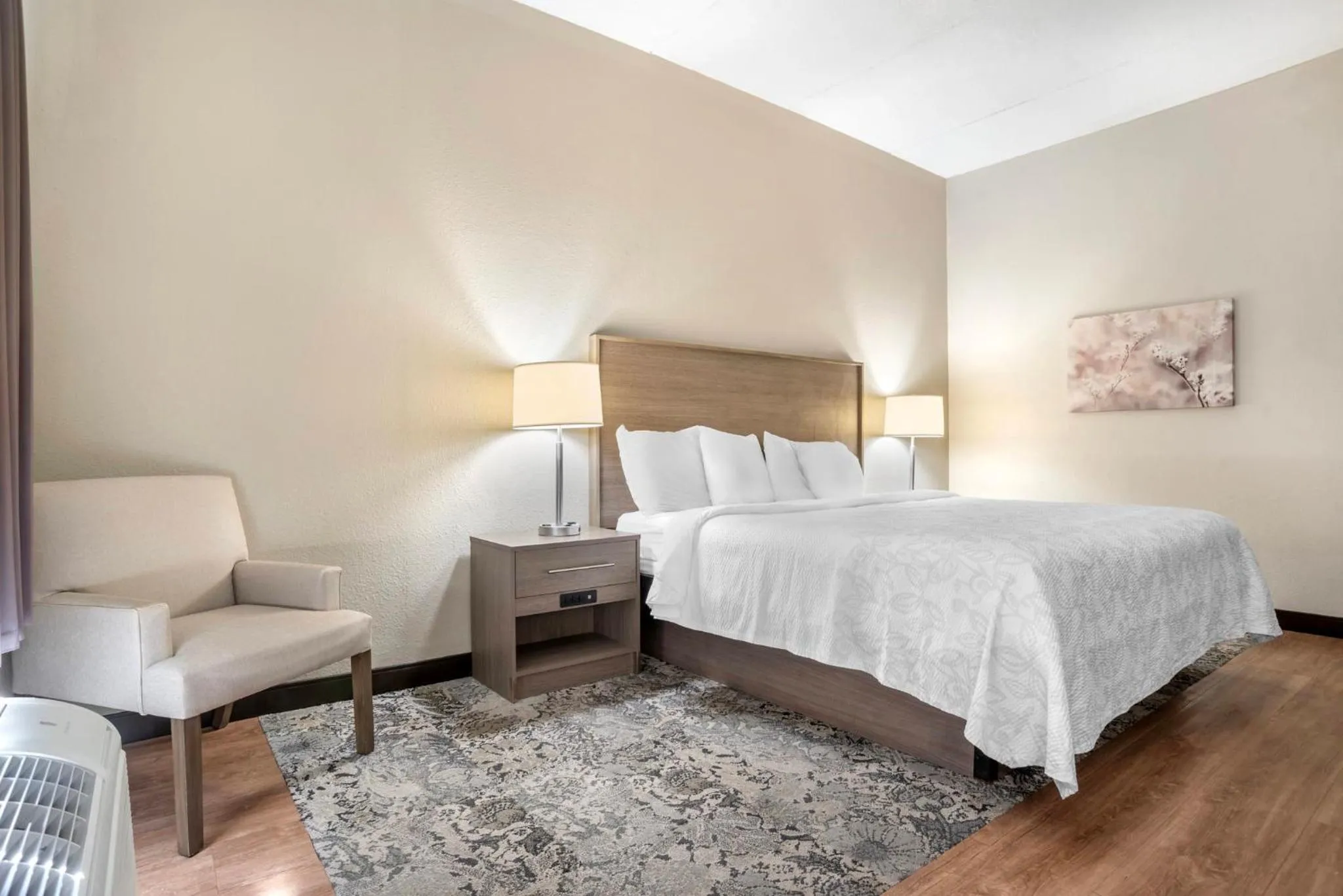 Photo of the whole room, Bed in Red Roof PLUS & Suites Vicksburg