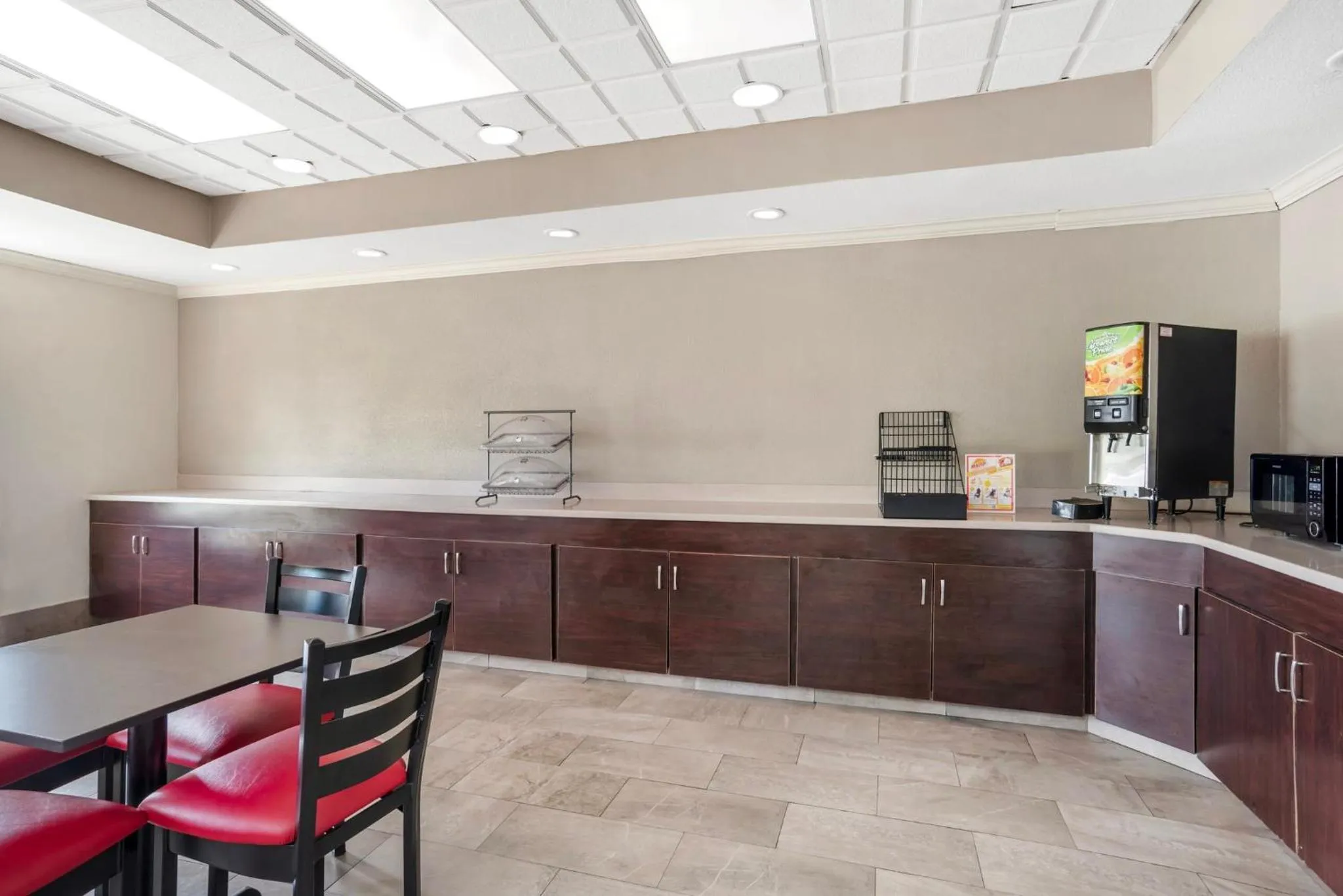 Breakfast in Red Roof PLUS & Suites Vicksburg