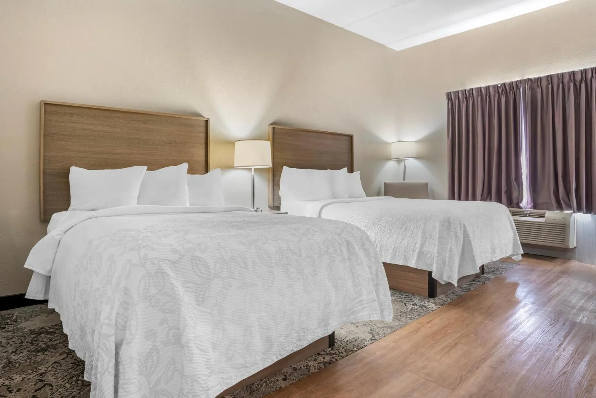 Photo of the whole room, Bed in Red Roof PLUS & Suites Vicksburg