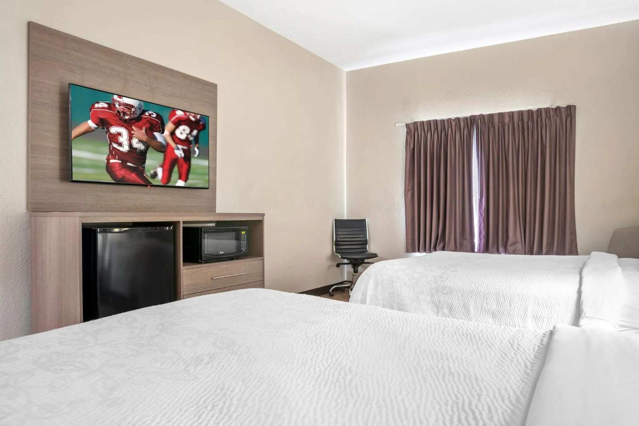 Photo of the whole room, Bed in Red Roof PLUS & Suites Vicksburg