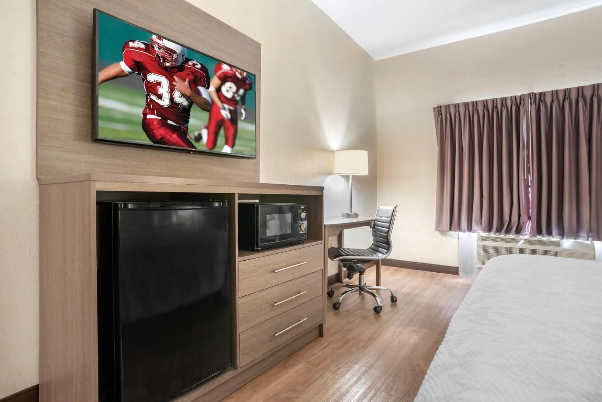 Photo of the whole room, Bed in Red Roof PLUS & Suites Vicksburg