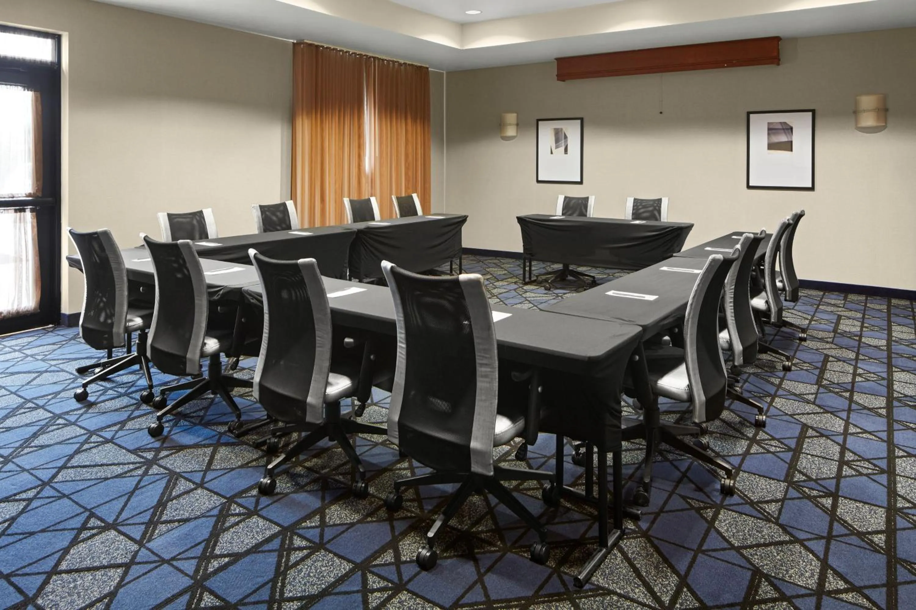 Meeting/conference room in Courtyard by Marriott Winchester Medical Center