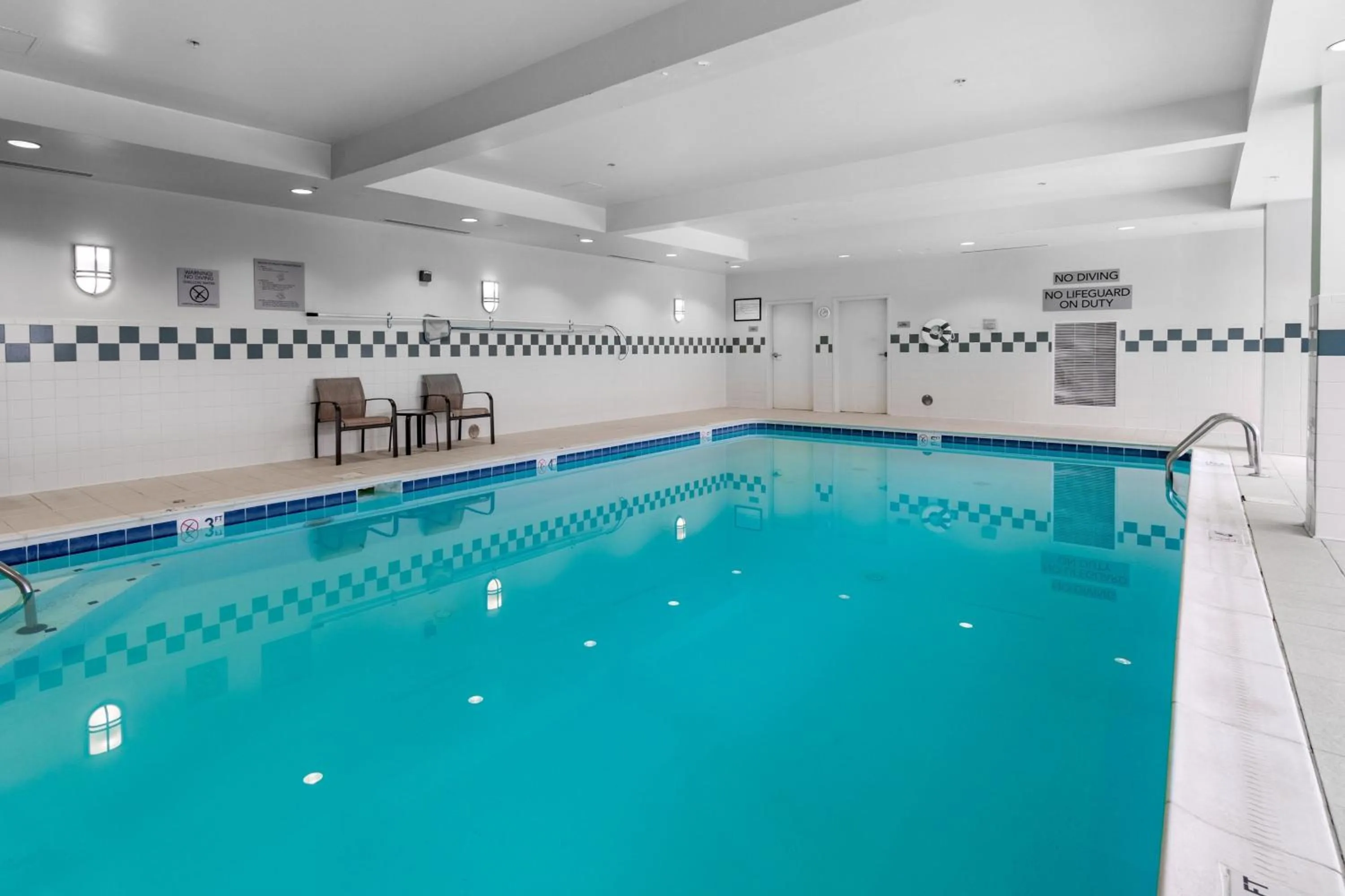Swimming pool in Courtyard by Marriott Winchester Medical Center
