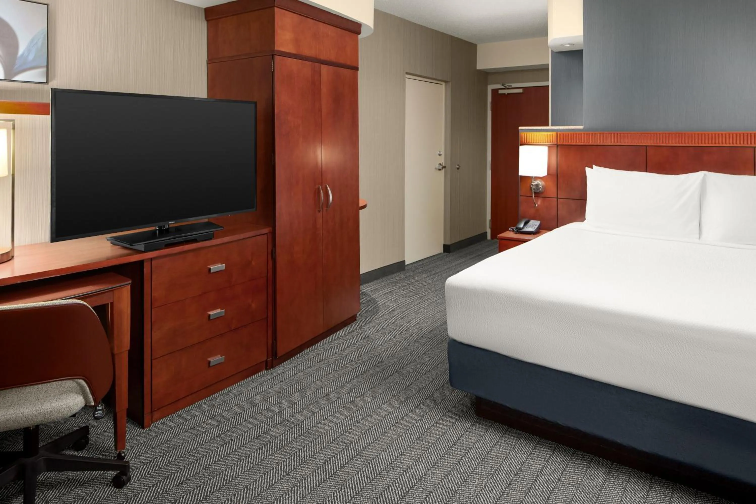 Photo of the whole room, Bed in Courtyard by Marriott Winchester Medical Center