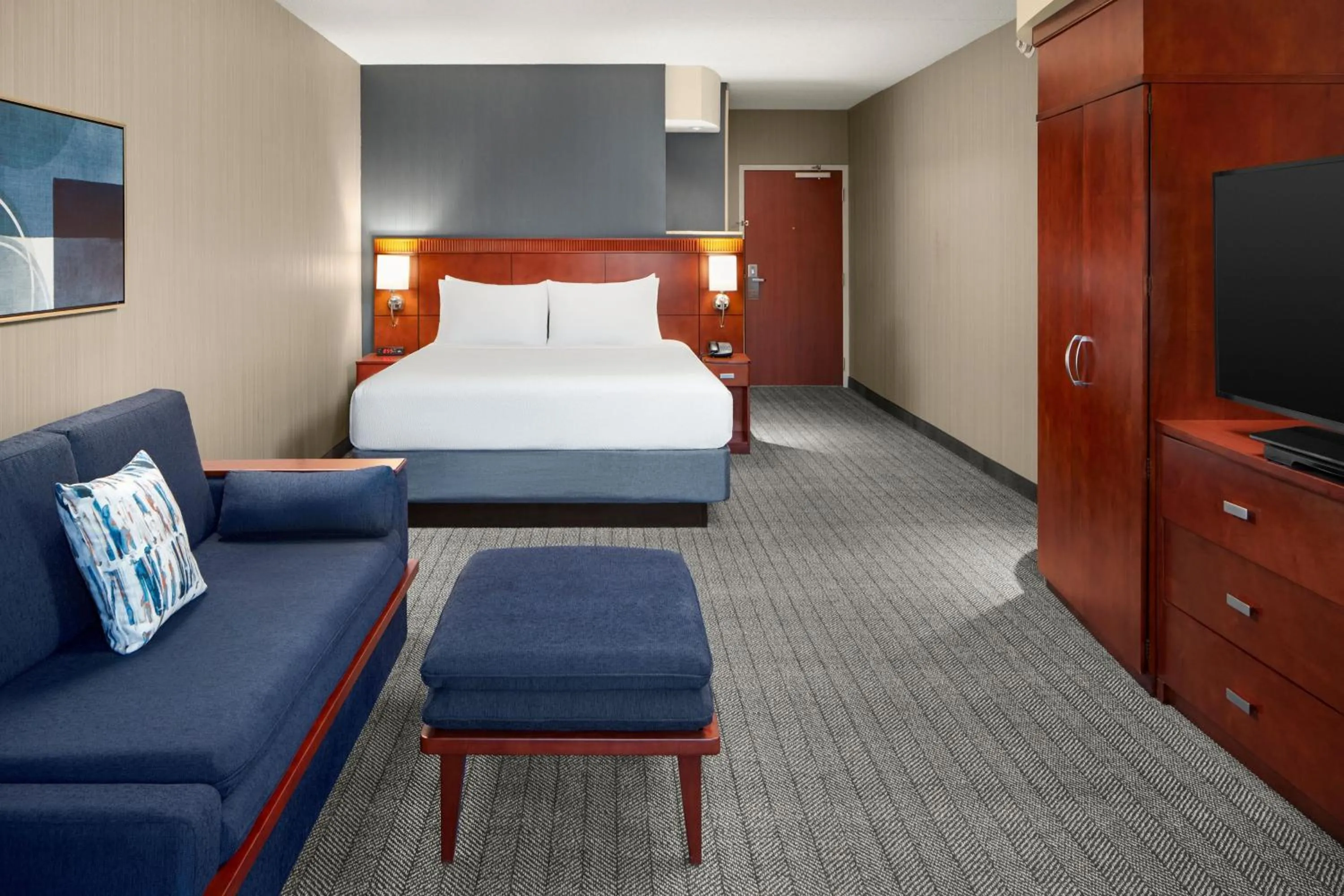 Photo of the whole room, Bed in Courtyard by Marriott Winchester Medical Center