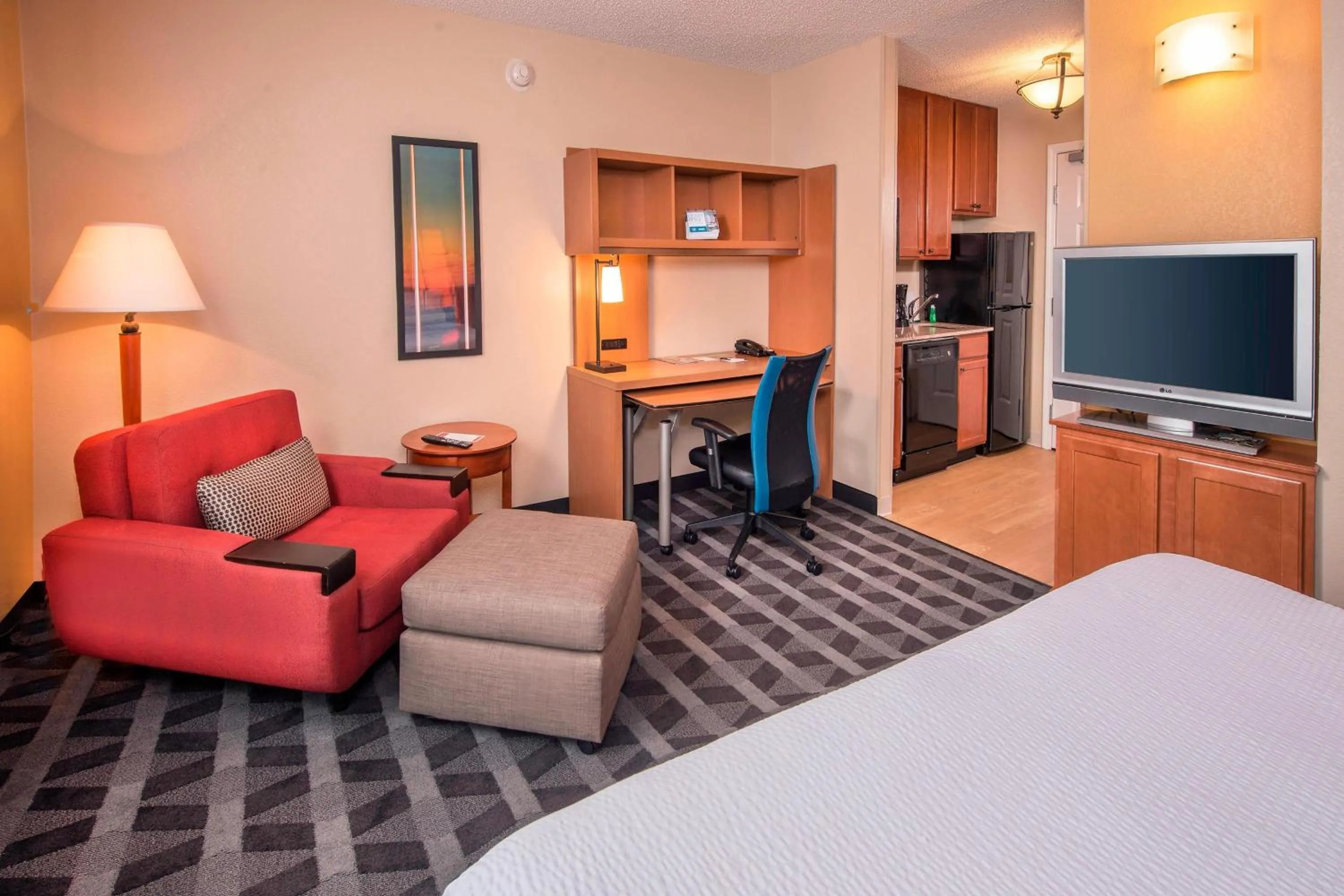 Living room, Bed in TownePlace Suites by Marriott Clinton at Joint Base Andrews