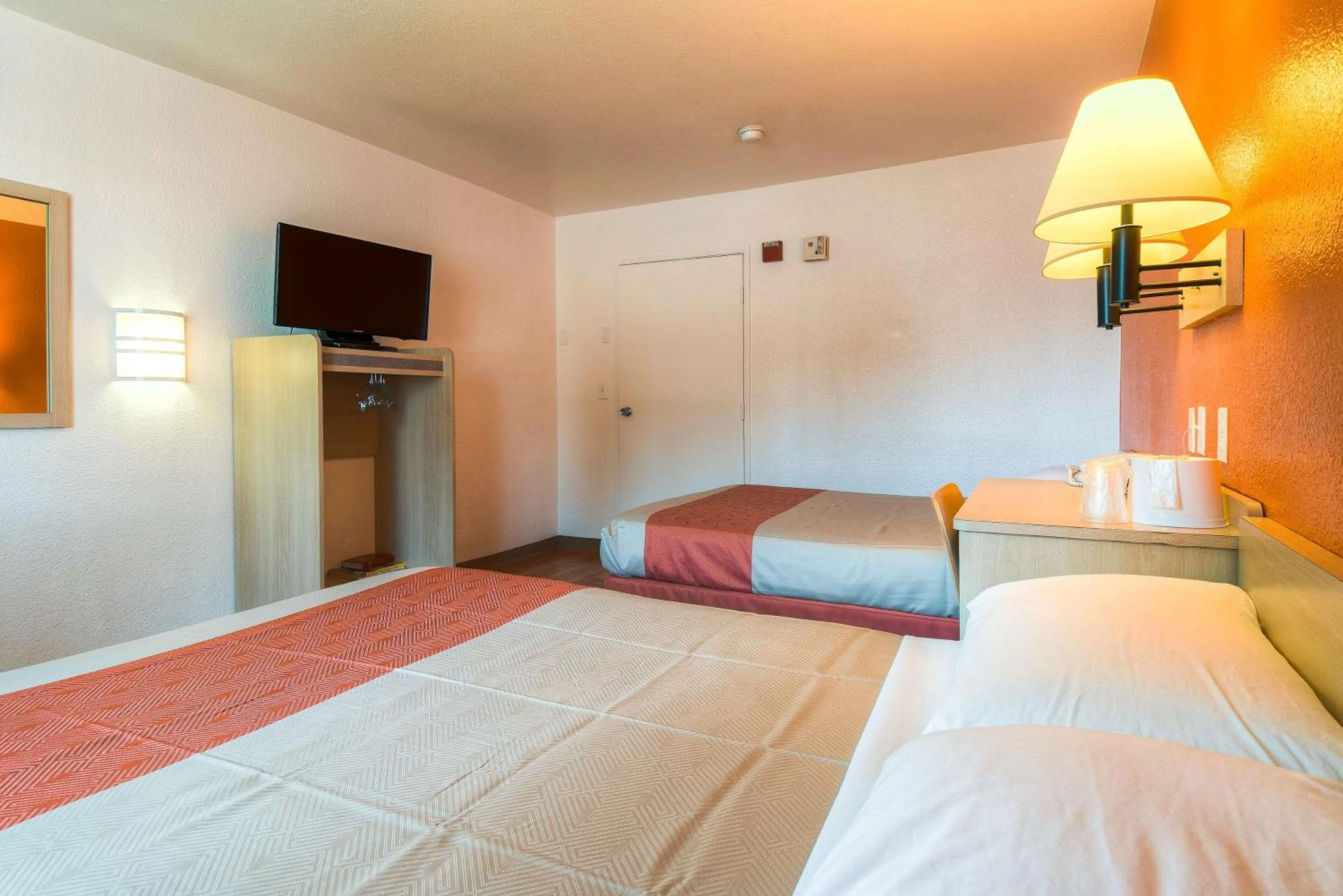 TV and multimedia, Bed in Motel 6-El Cajon, CA - San Diego