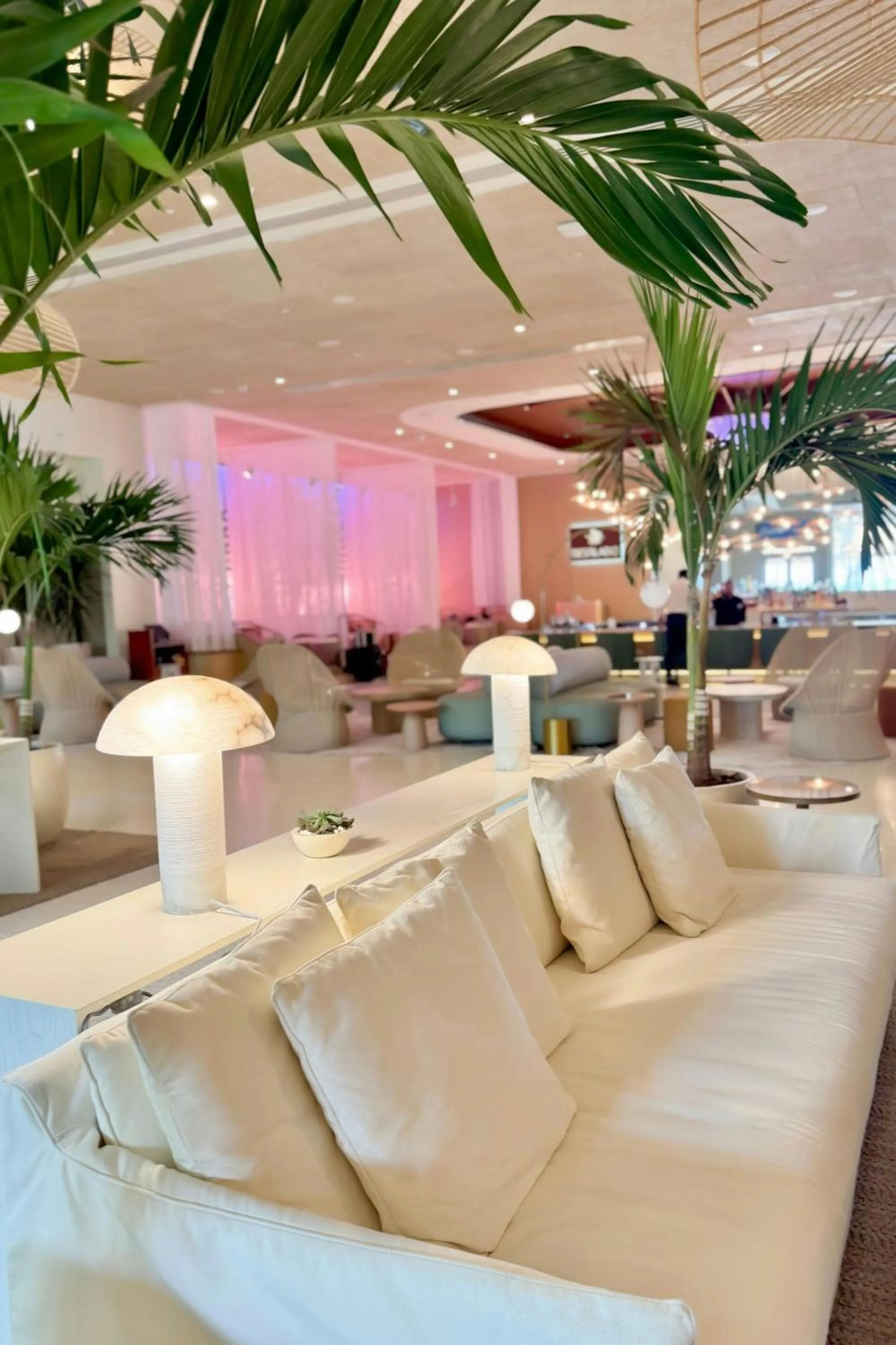 Lounge or bar in Courtyard by Marriott Isla Verde Beach Resort