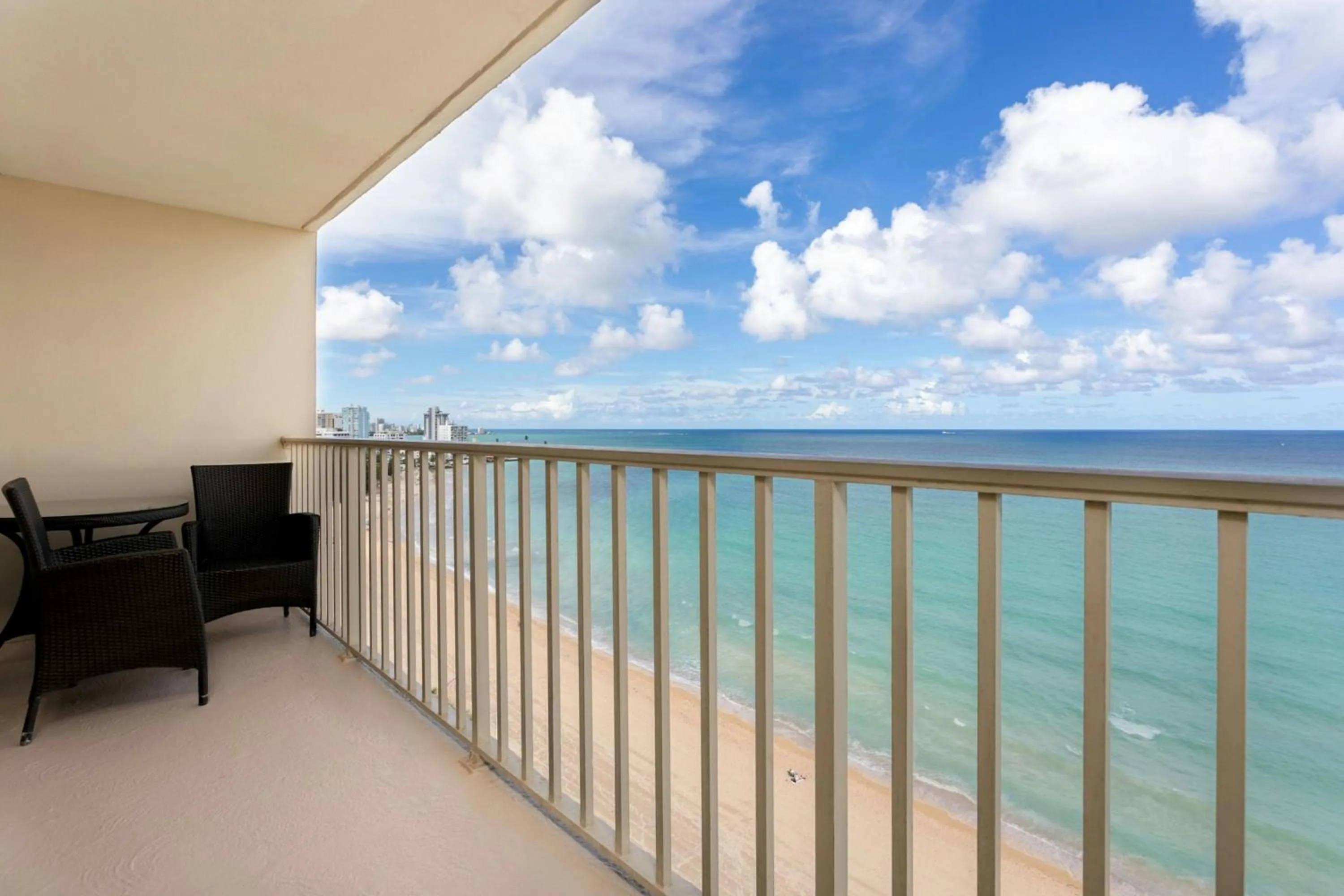 Bedroom in Courtyard by Marriott Isla Verde Beach Resort