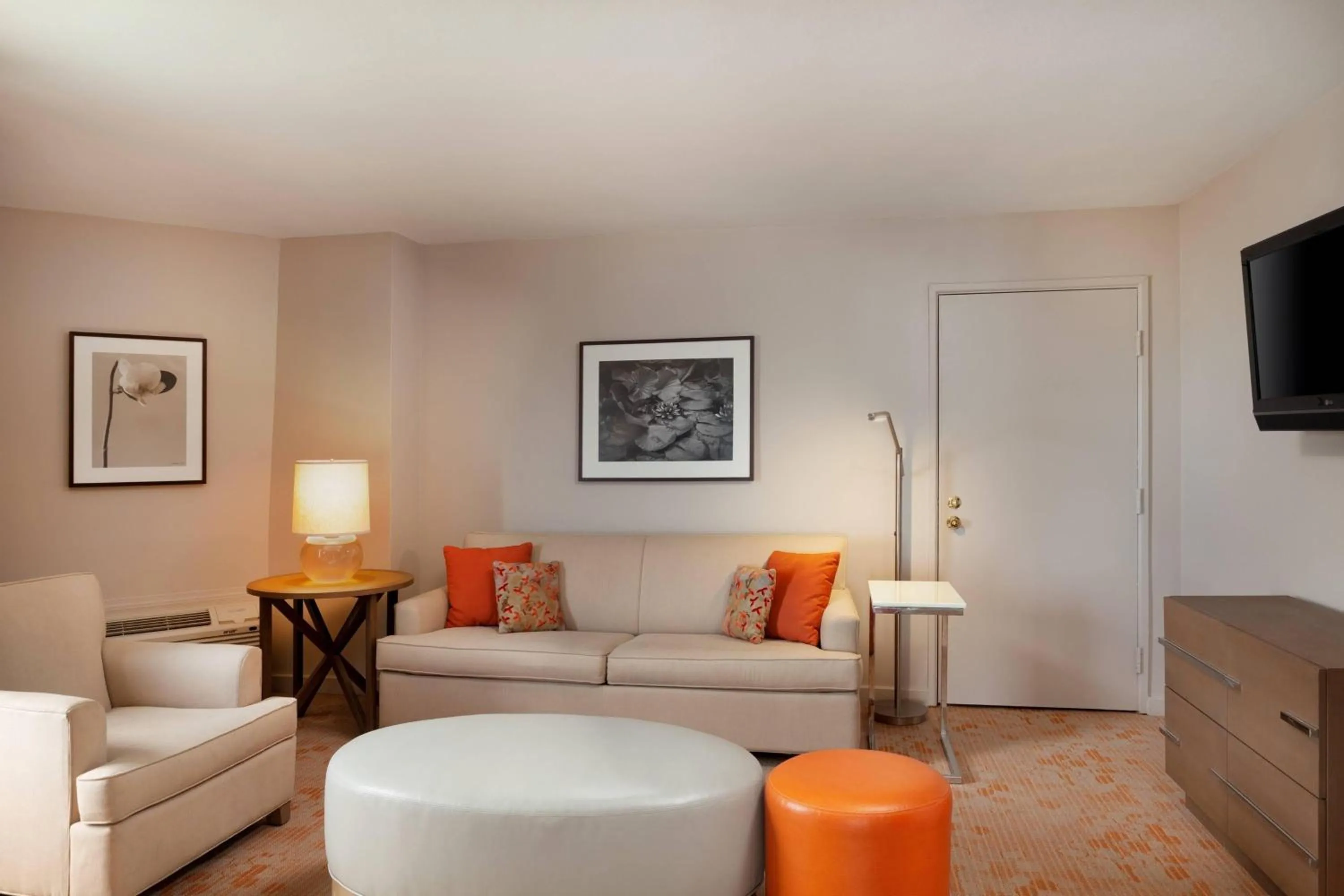 Living room in Courtyard by Marriott Isla Verde Beach Resort