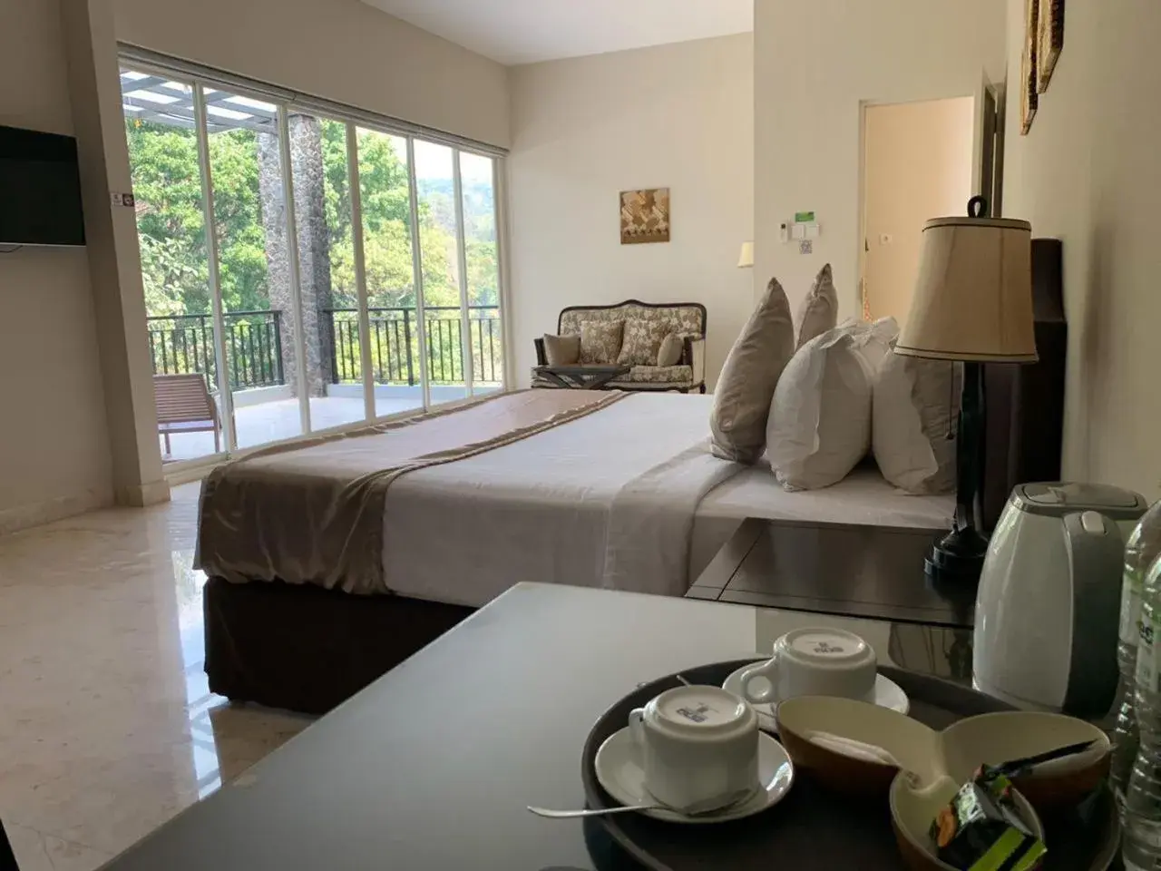 Executive Room with Balcony in Arainn Bed & Breakfast Tretes Prigen by ecommerceloka Executive Room with Balcony in Arainn Bed & Breakfast Tretes Prigen by ecommerceloka