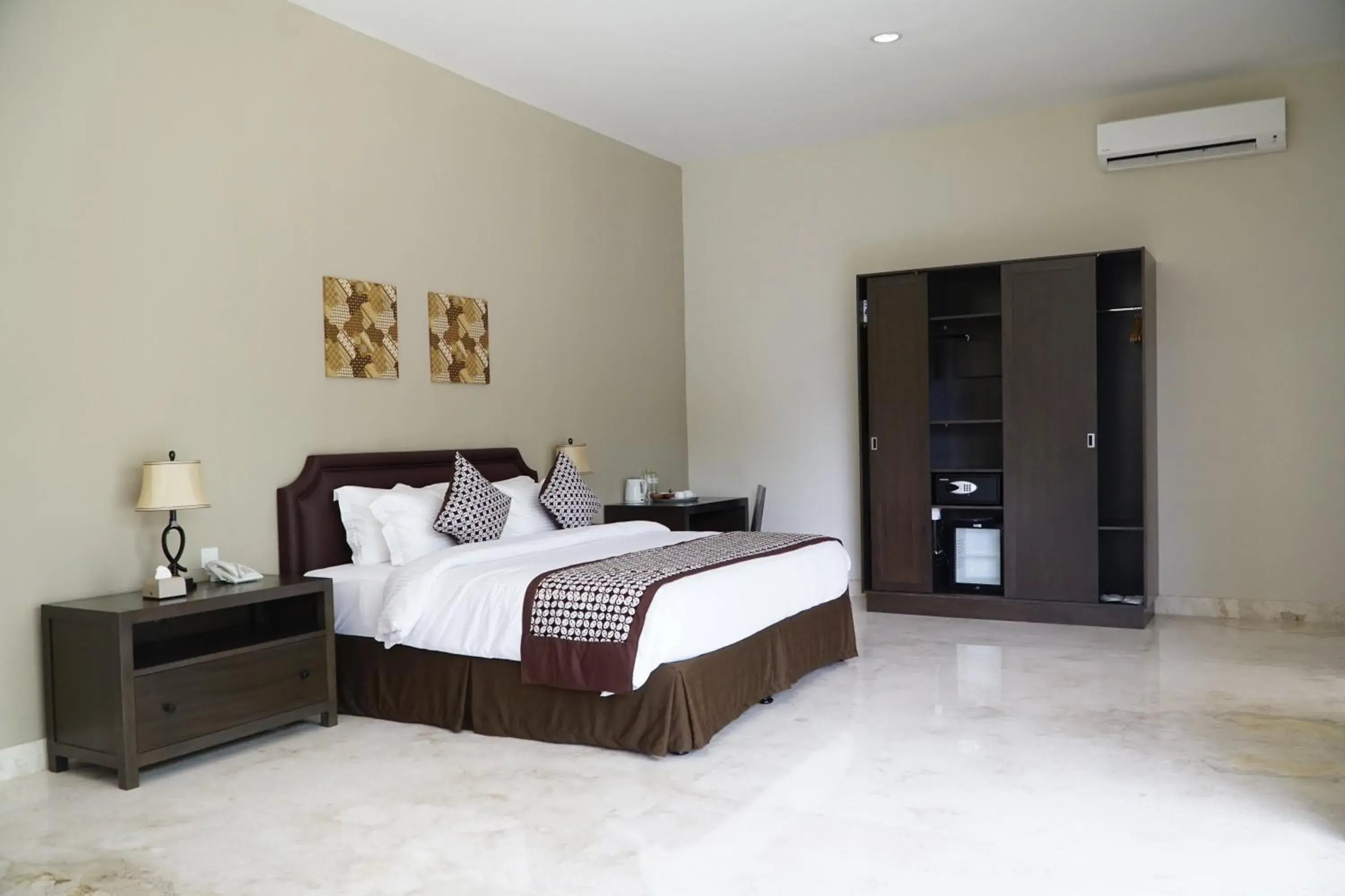 Bedroom, Bed in Arainn Bed & Breakfast Tretes Prigen by ecommerceloka Bedroom, Bed in Arainn Bed & Breakfast Tretes Prigen by ecommerceloka