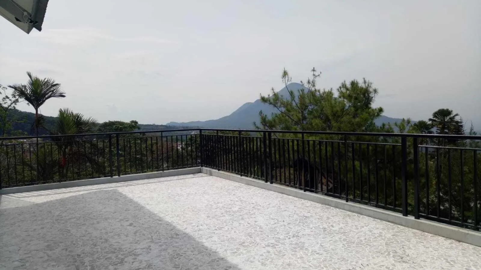 Balcony/Terrace in Arainn Bed & Breakfast Tretes Prigen by ecommerceloka