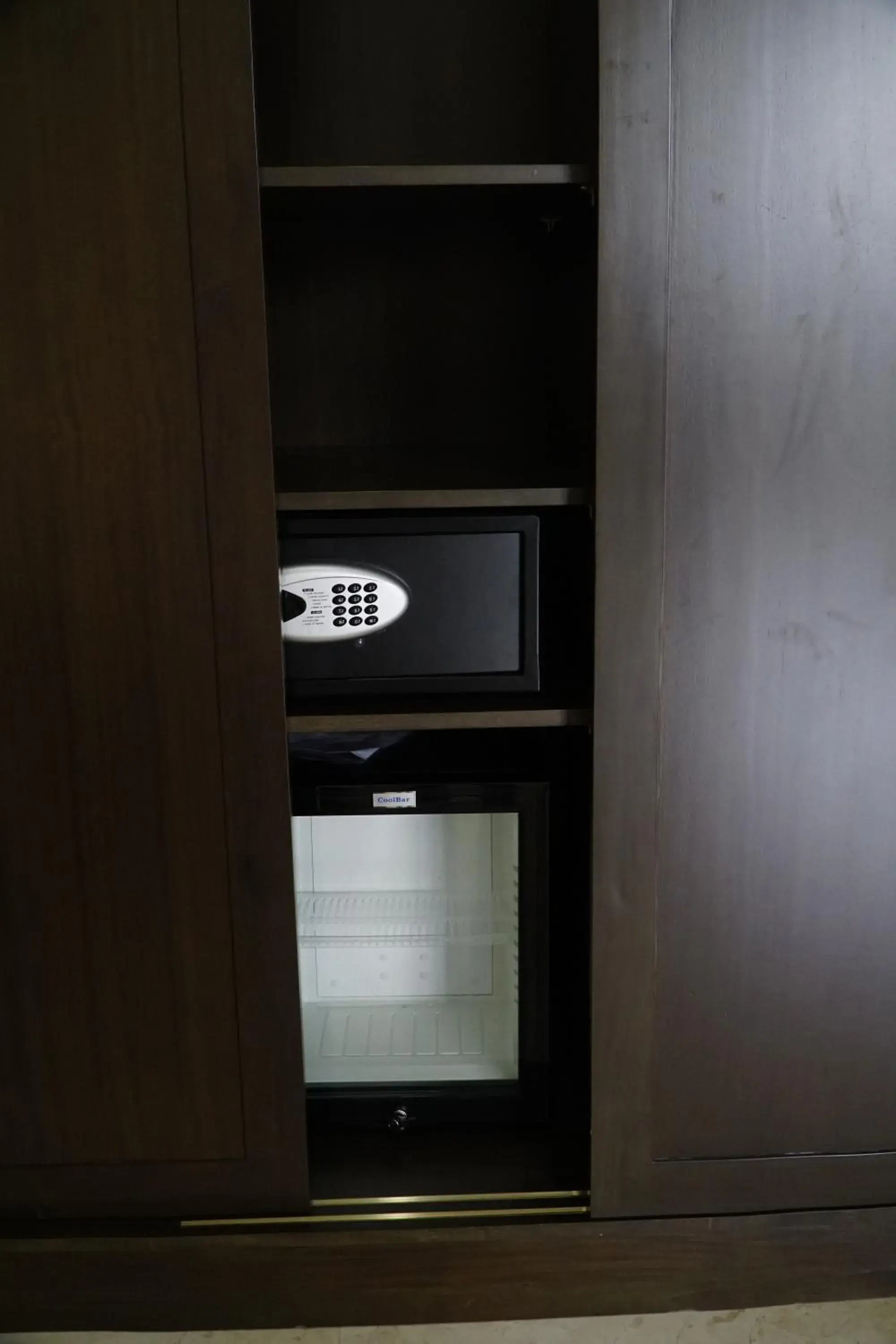 safe in Arainn Bed & Breakfast Tretes Prigen by ecommerceloka safe in Arainn Bed & Breakfast Tretes Prigen by ecommerceloka