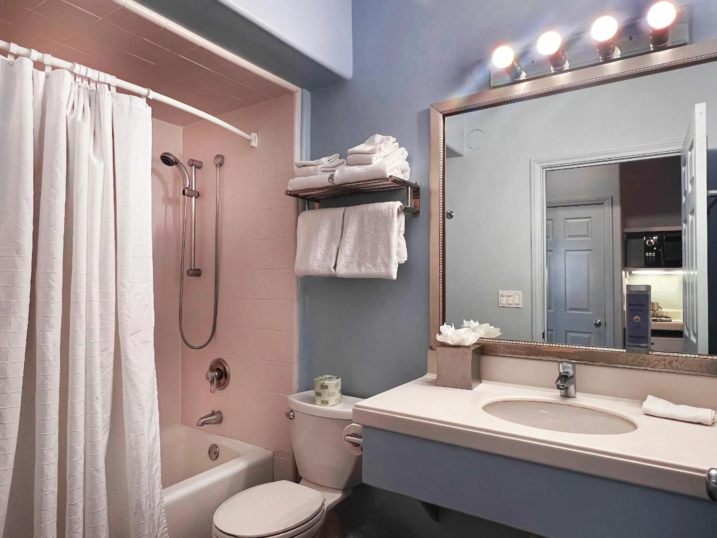 Bathroom in Casa Del Mar Inn