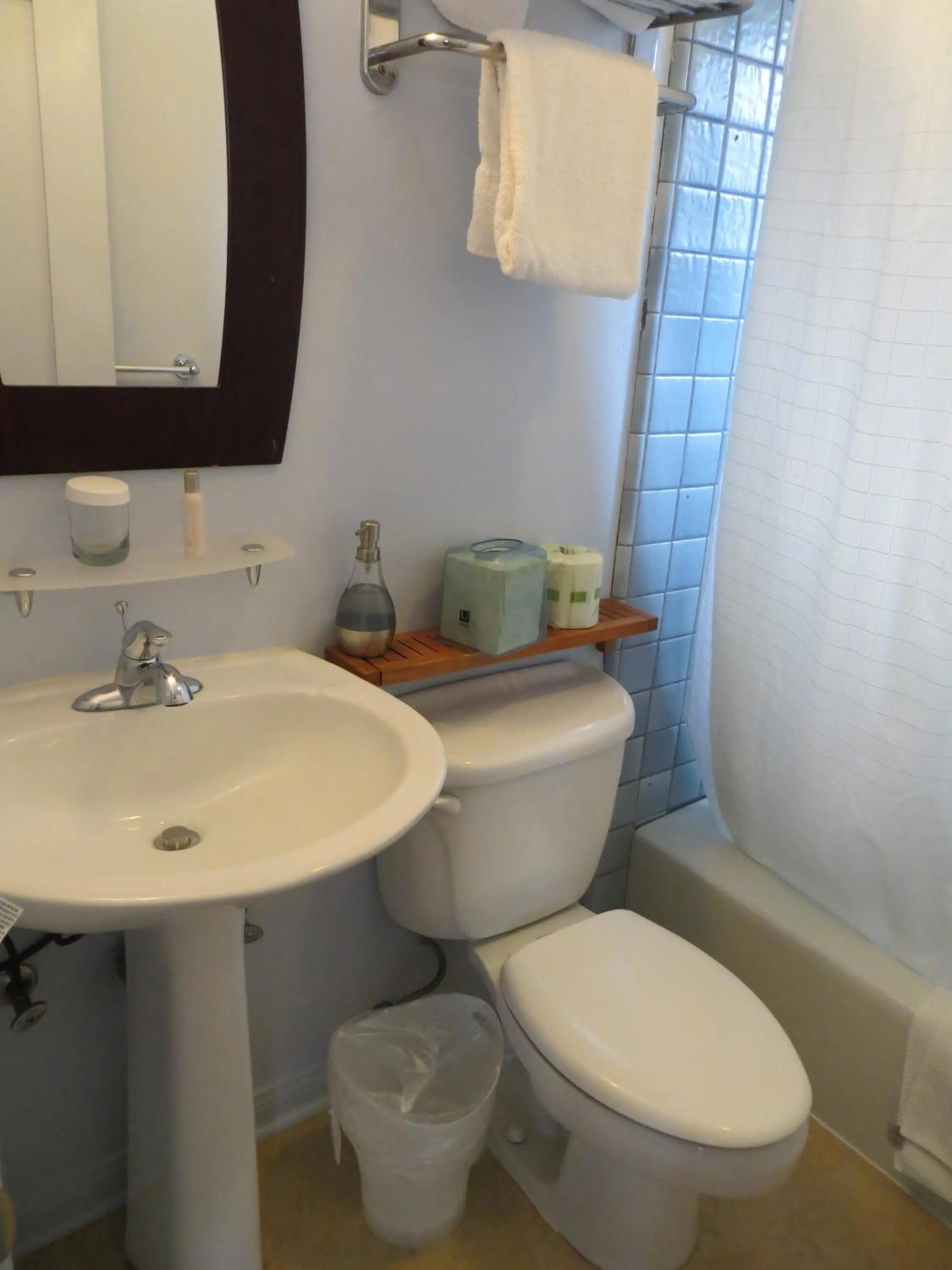 Bathroom in Casa Del Mar Inn