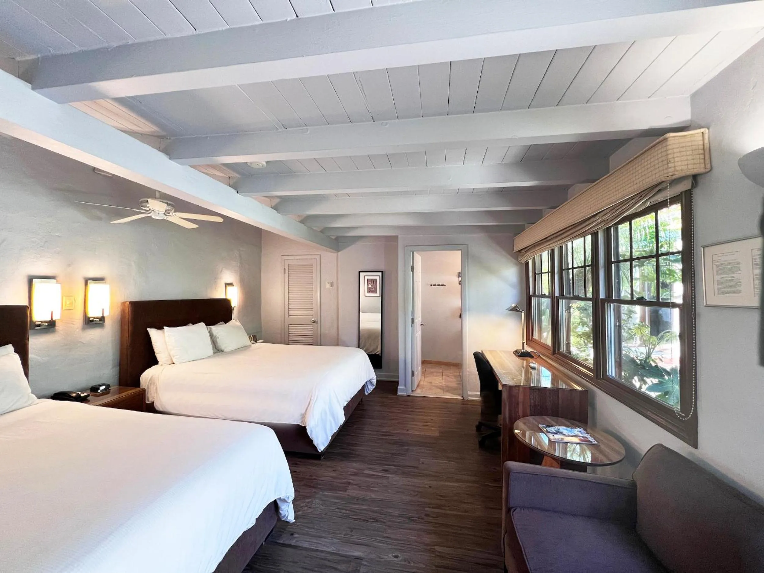 Property building, Bed in Casa Del Mar Inn