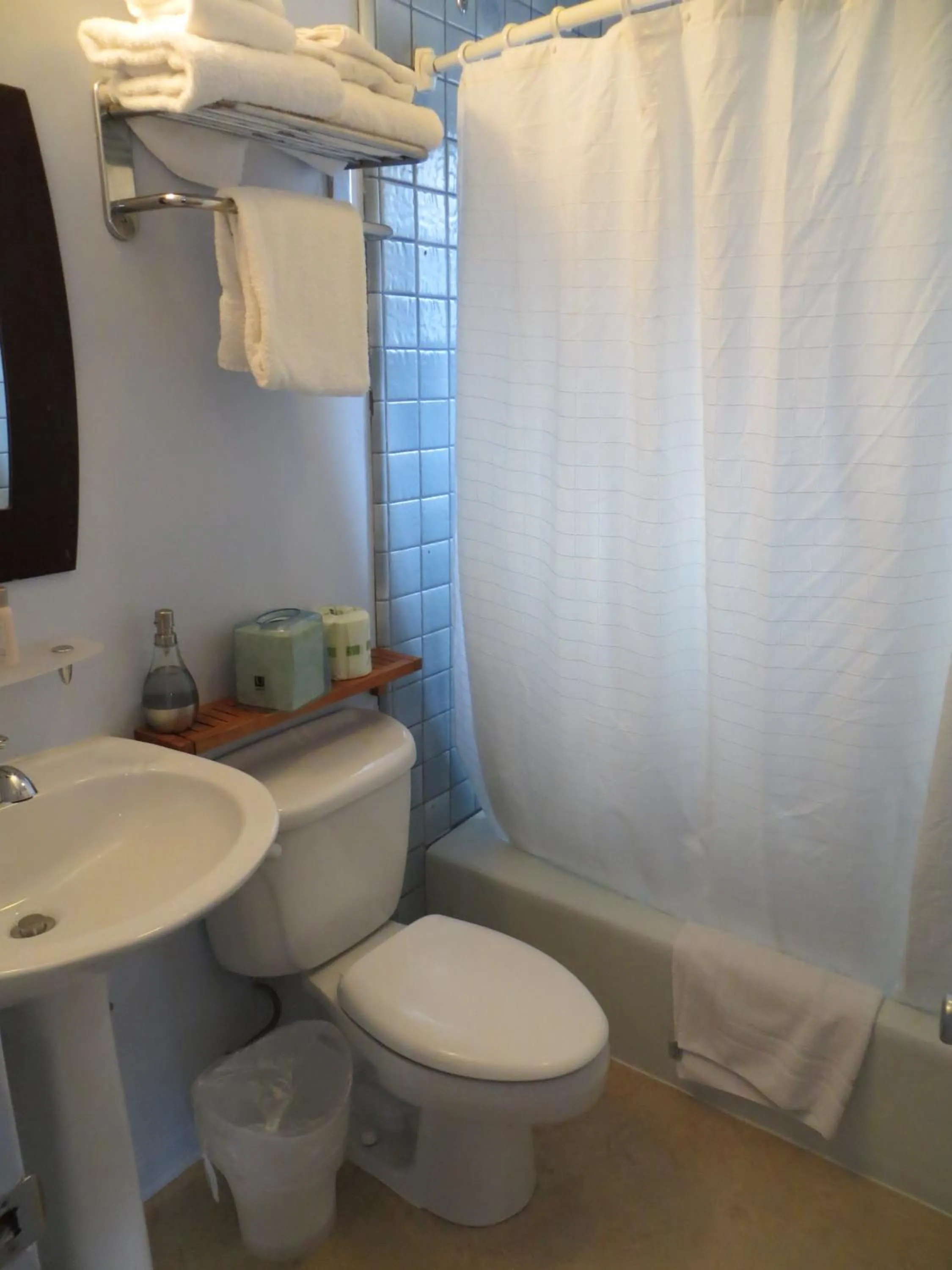 Bathroom in Casa Del Mar Inn