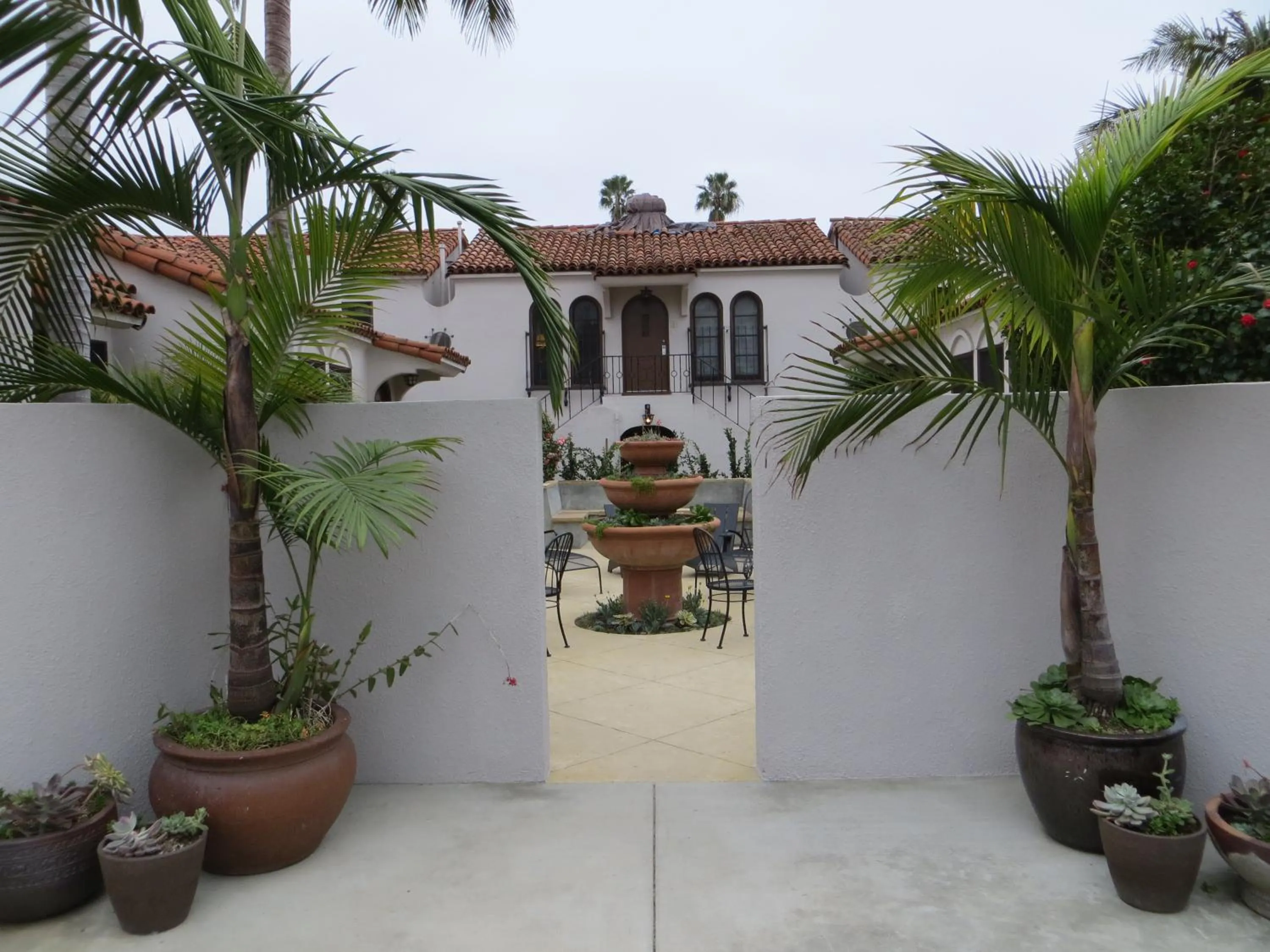 Facade/entrance in Casa Del Mar Inn