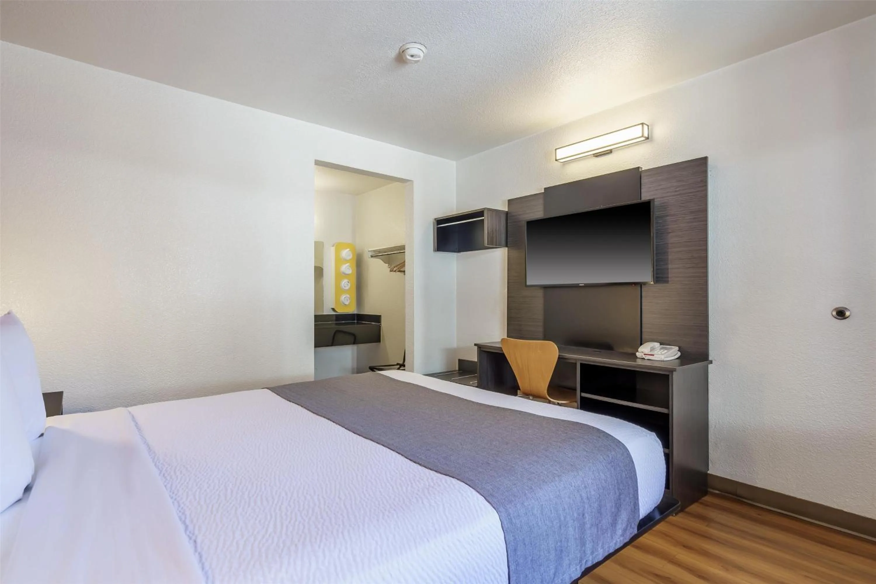 Bedroom, Bed in Motel 6-Fremont, CA - North