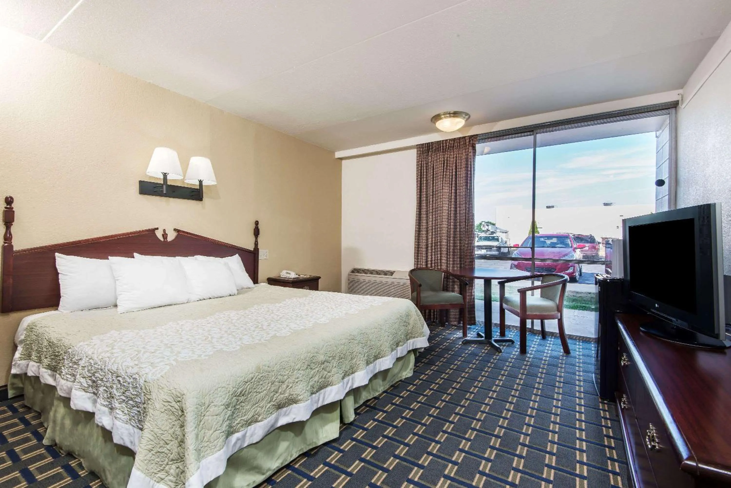 Photo of the whole room, Bed in Days Inn by Wyndham Vernon