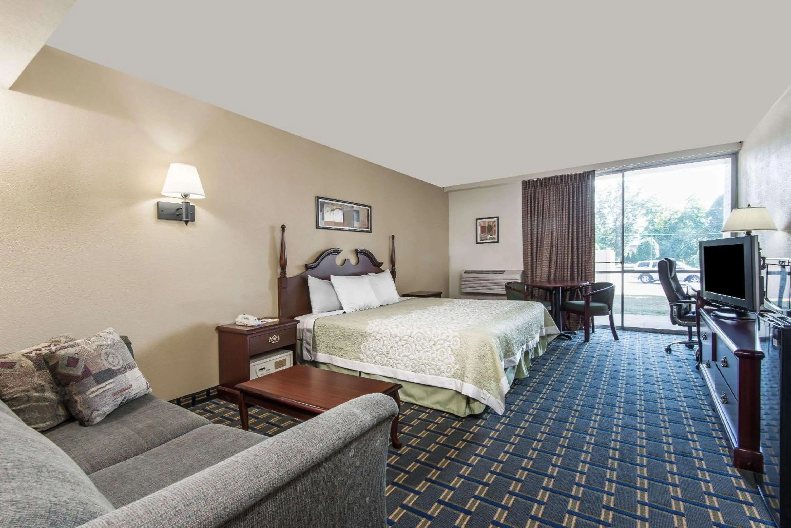 Photo of the whole room, Bed in Days Inn by Wyndham Vernon