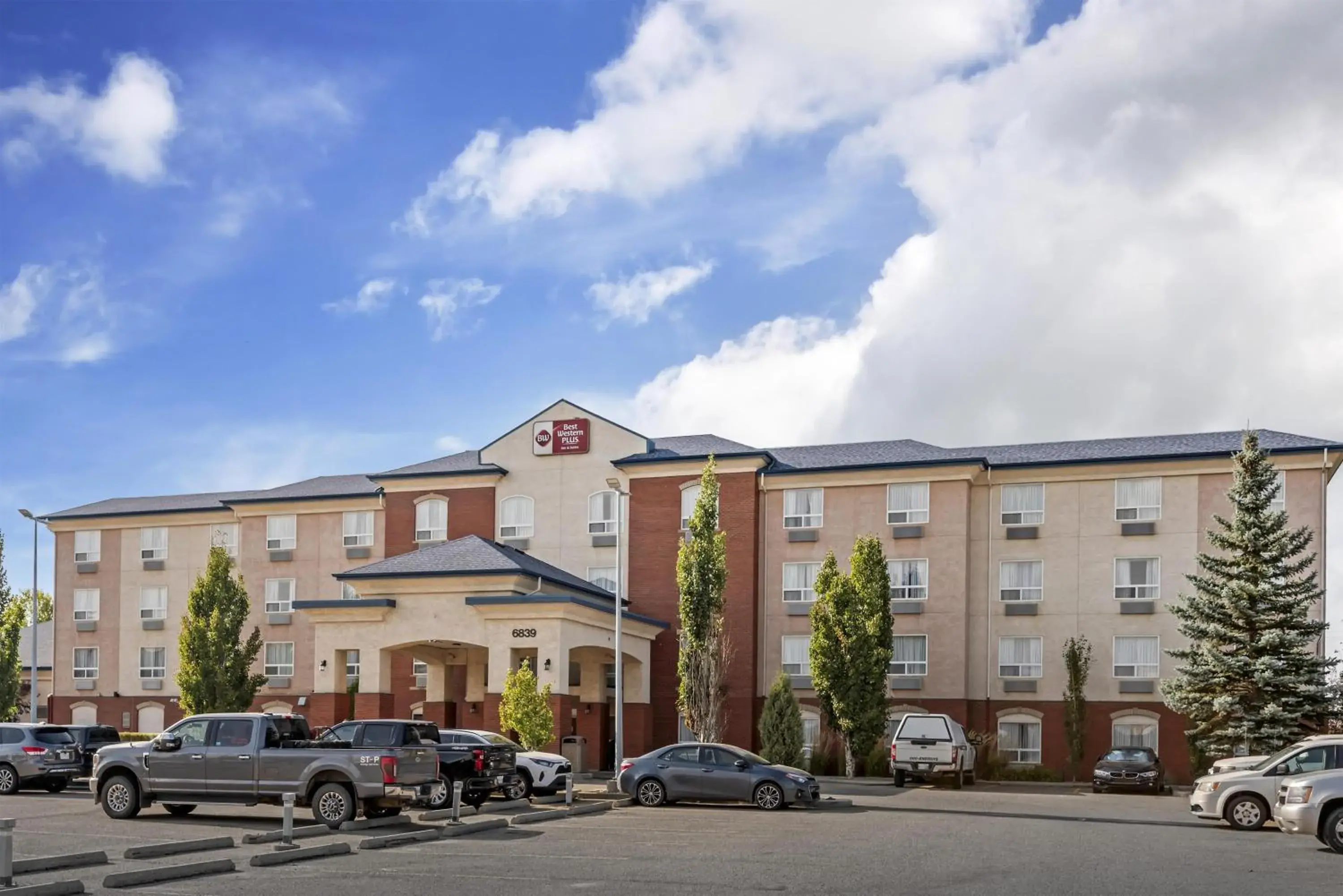 Property building in Best Western Plus Red Deer Inn & Suite Property building in Best Western Plus Red Deer Inn & Suite