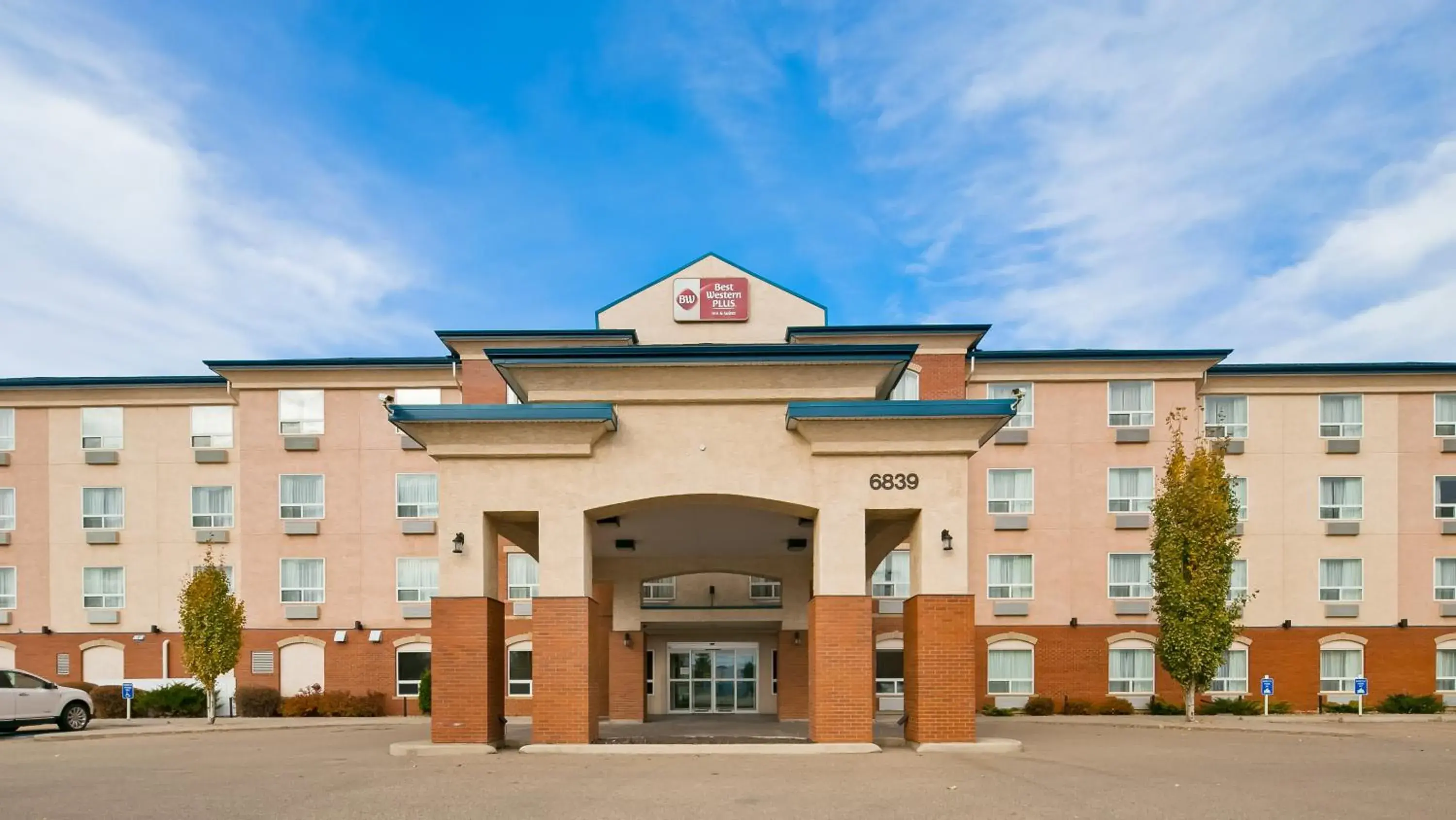 Property building in Best Western Plus Red Deer Inn & Suite Property building in Best Western Plus Red Deer Inn & Suite